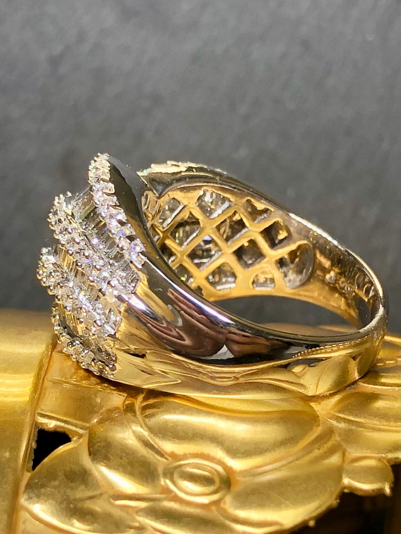 Taille ronde Bague cocktail large à sections baguettes rondes de 4,50 carats poids total, 18 carats, taille 8 en vente