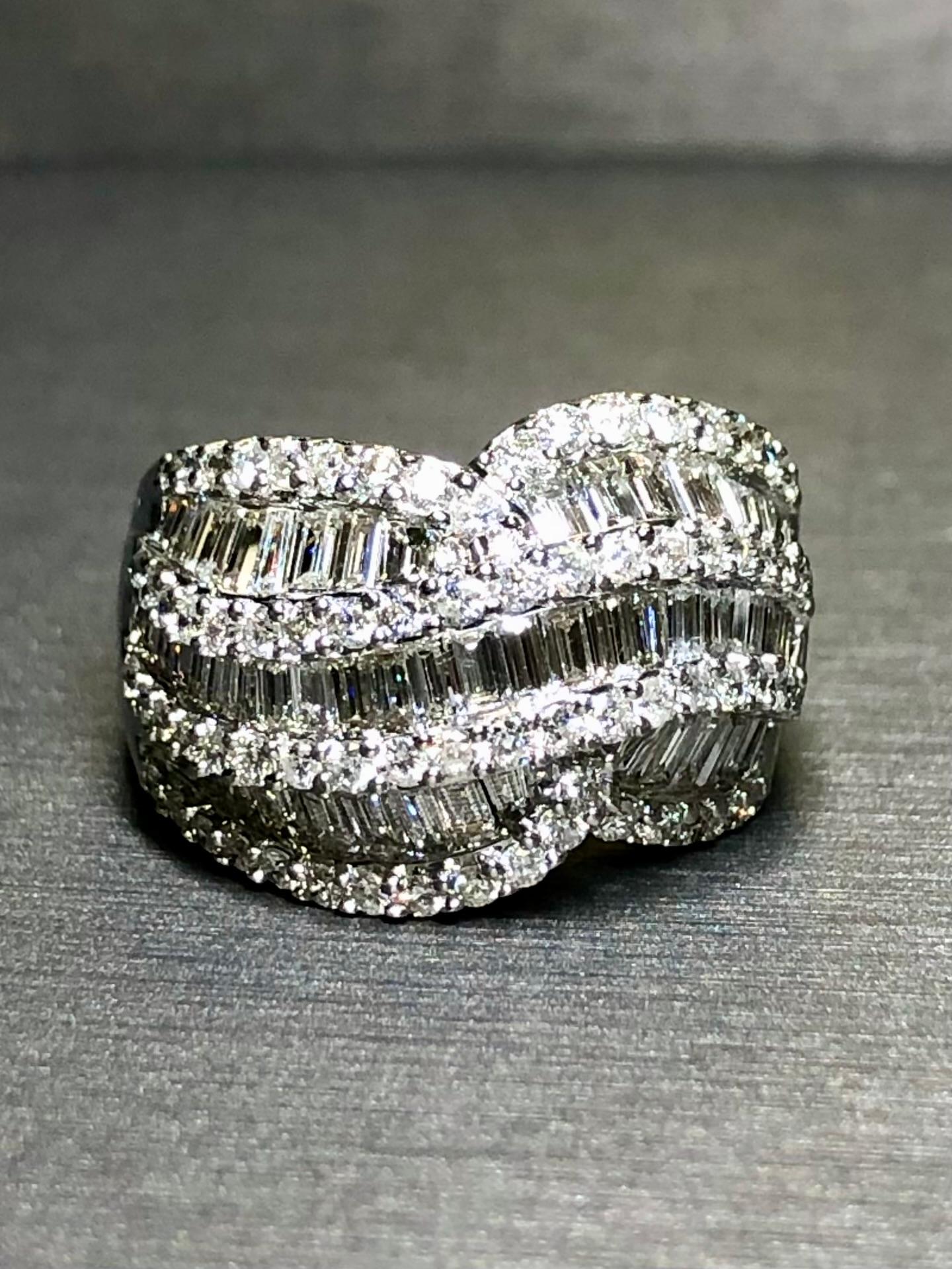 Bague cocktail large à sections baguettes rondes de 4,50 carats poids total, 18 carats, taille 8 Excellent état - En vente à Winter Springs, FL