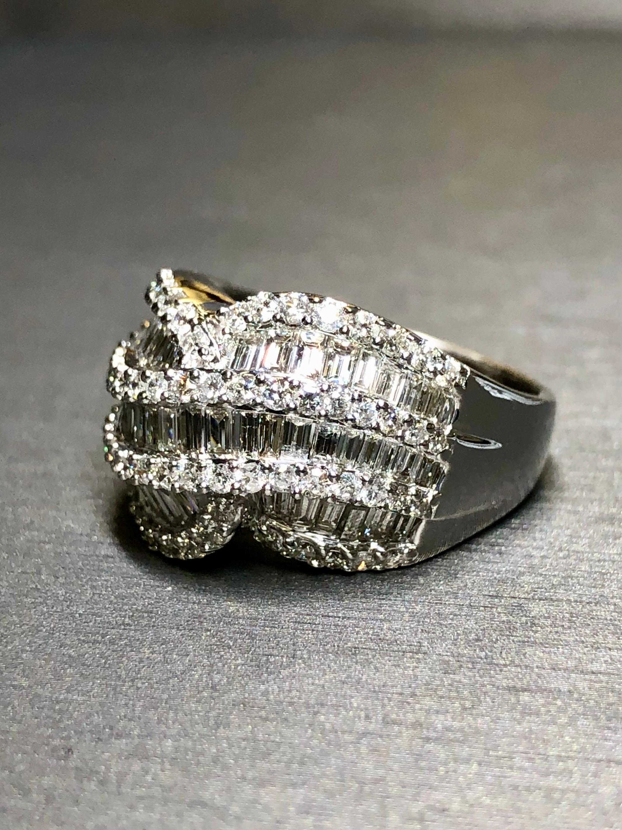 Bague cocktail large à sections baguettes rondes de 4,50 carats poids total, 18 carats, taille 8 Unisexe en vente