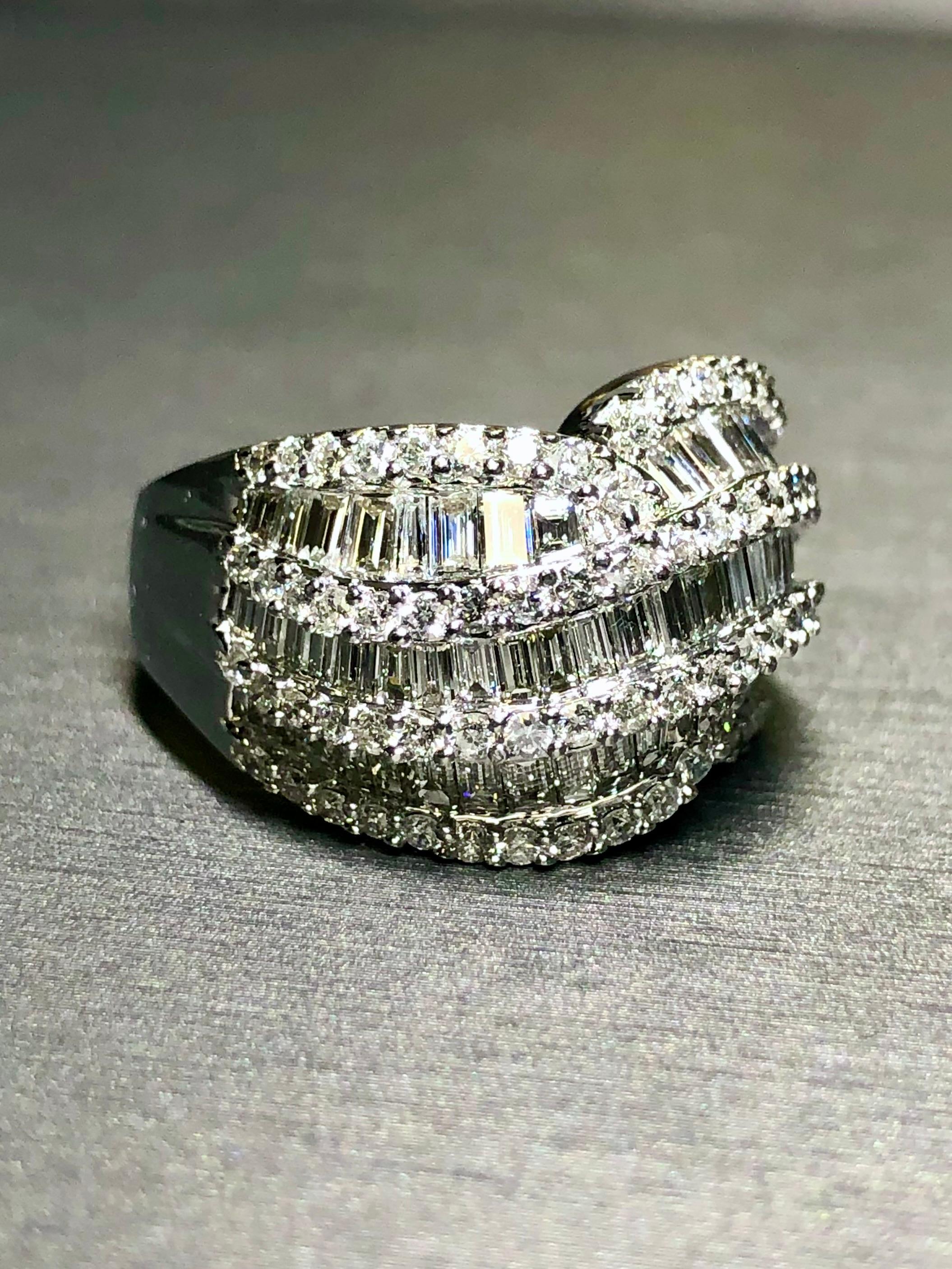 Bague cocktail large à sections baguettes rondes de 4,50 carats poids total, 18 carats, taille 8 en vente 1