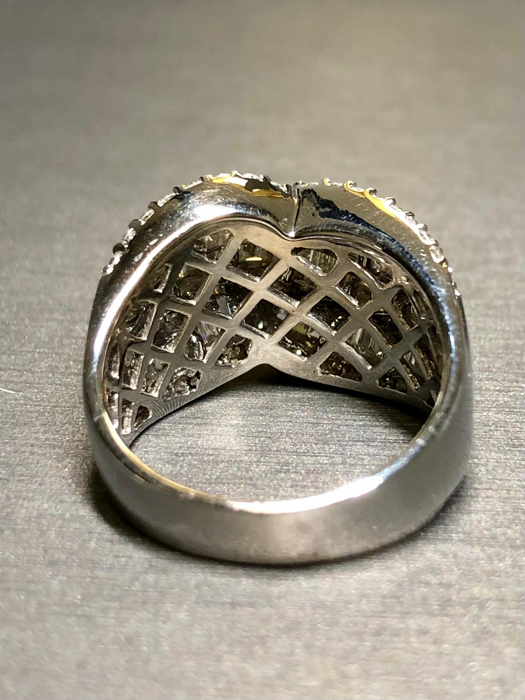 Bague cocktail large à sections baguettes rondes de 4,50 carats poids total, 18 carats, taille 8 en vente 2