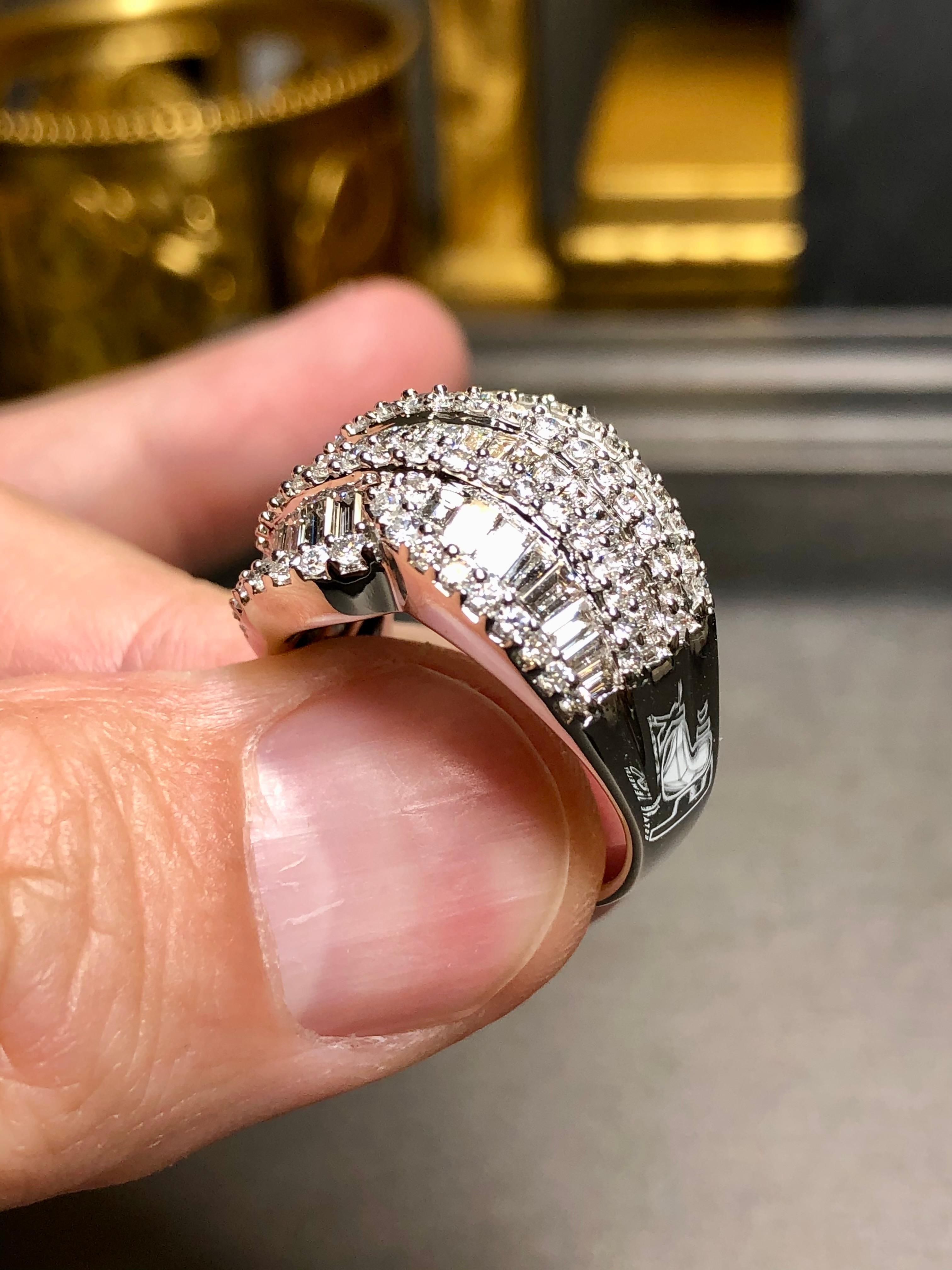 Bague cocktail large à sections baguettes rondes de 4,50 carats poids total, 18 carats, taille 8 en vente 3