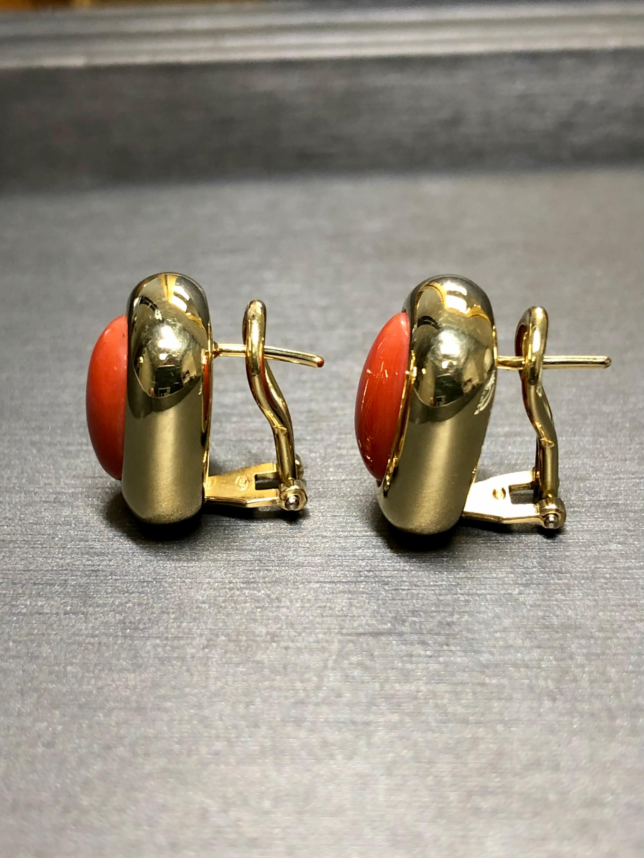 
Ein klassisches und mutiges Design. Diese Ohrringe sind aus 18 Karat hochglanzpoliertem Gelbgold gefertigt und mit einer wunderschönen, tiefroten Cabochon-Koralle besetzt. Die Rückseiten sind Pfosten mit Omegaklemmen.


Abmessungen/Gewicht:

Die