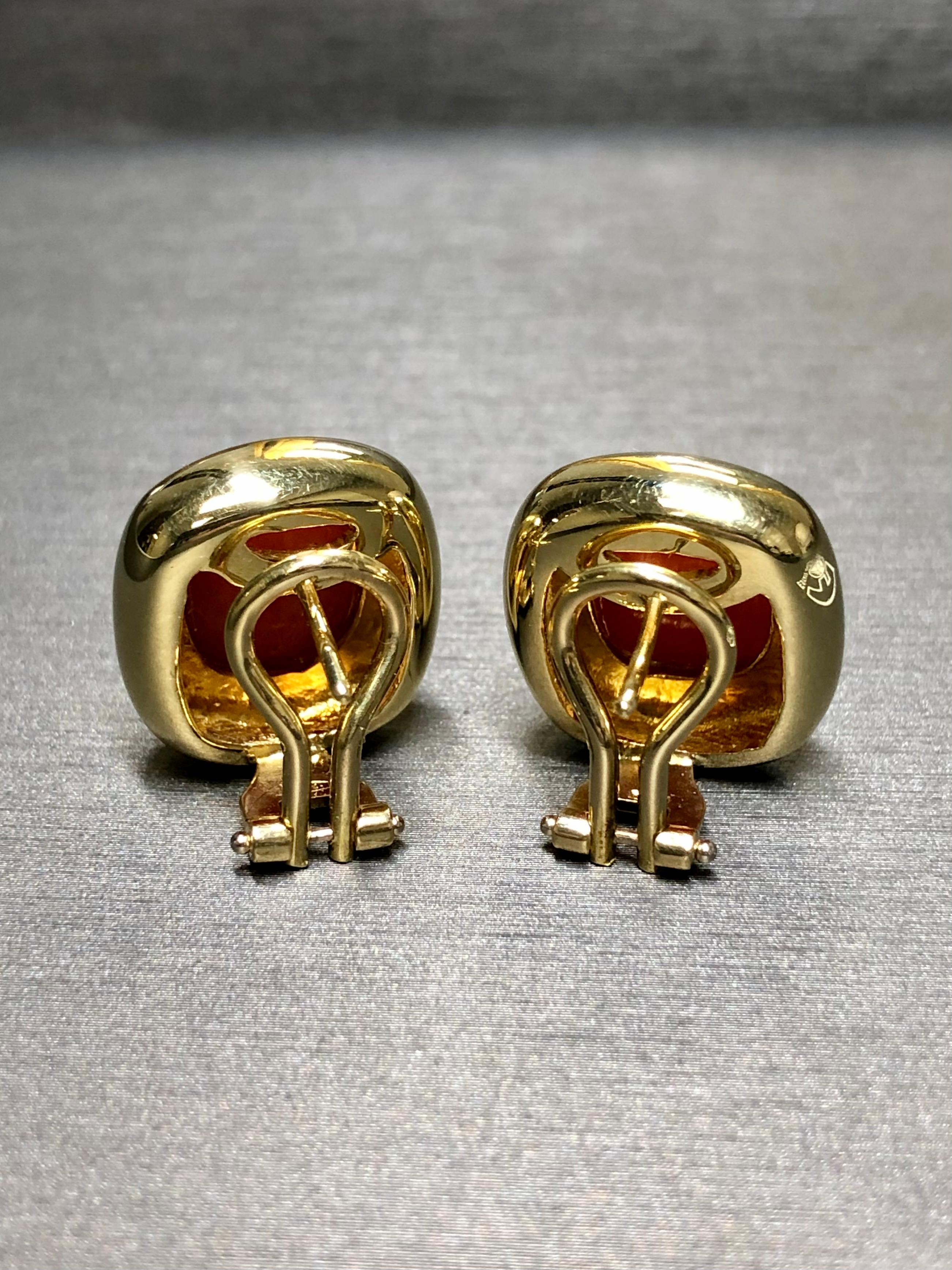 Nachlass 18K Cabochon Rot Koralle Kissen Huggie-Ohrringe Omega-Rücken (Zeitgenössisch)