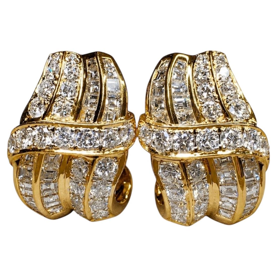 Estate 18K Carré-Schliff & runder Diamant Huggie Ohrringe 6,70ctw im Angebot