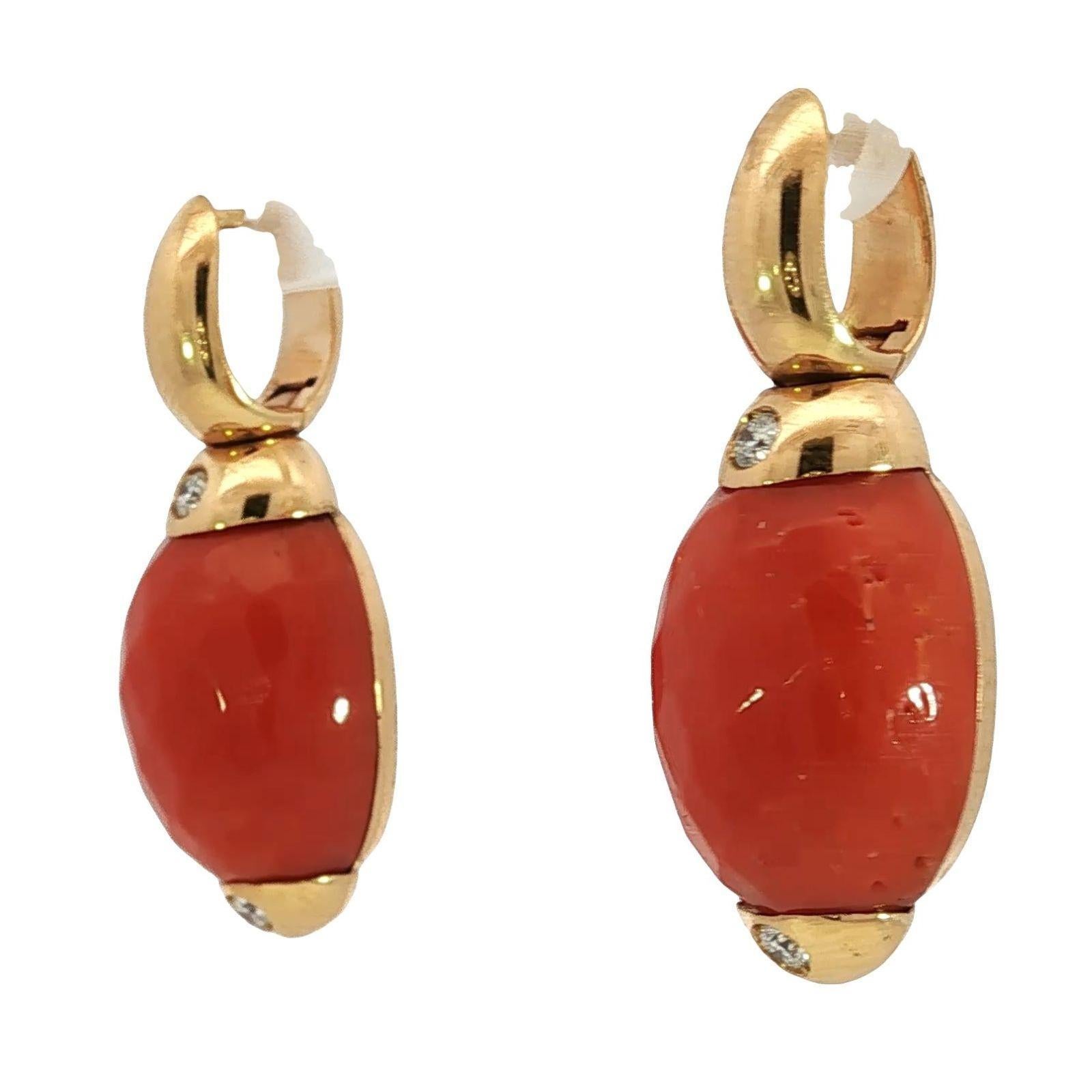 Orecchini pendenti di corallo Estate 18K di Angeletti Roma con accenti di diamanti in oro giallo

Questi eleganti orecchini a goccia sono caratterizzati da un vibrante corallo arancione, sapientemente tagliato in graziose forme ovali. Ciascuno di