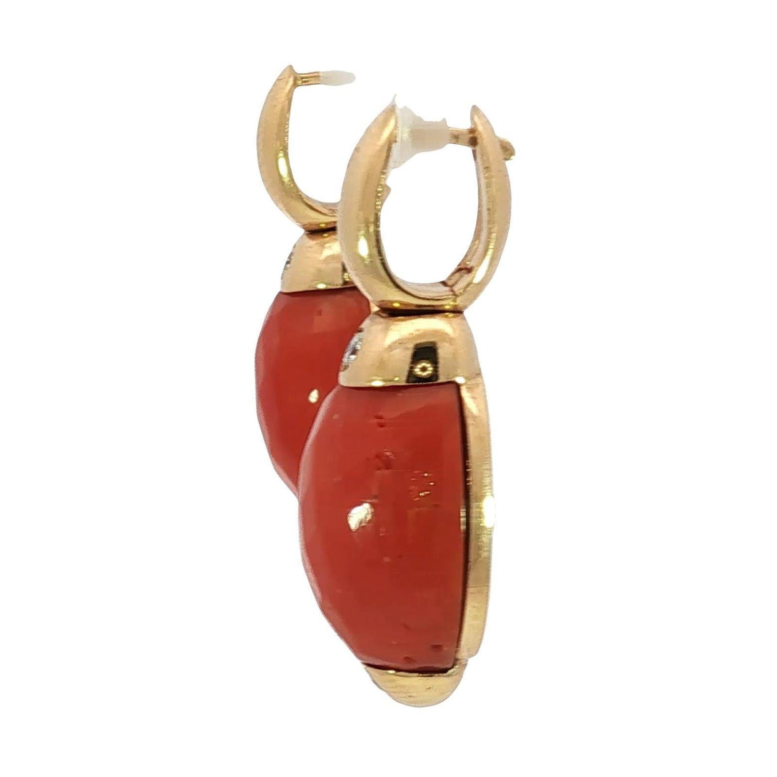 Orecchini pendenti di corallo Estate 18K di Angeletti Roma con accenti di diamanti in oro giallo In condizioni ottime in vendita a Fairfield, CT