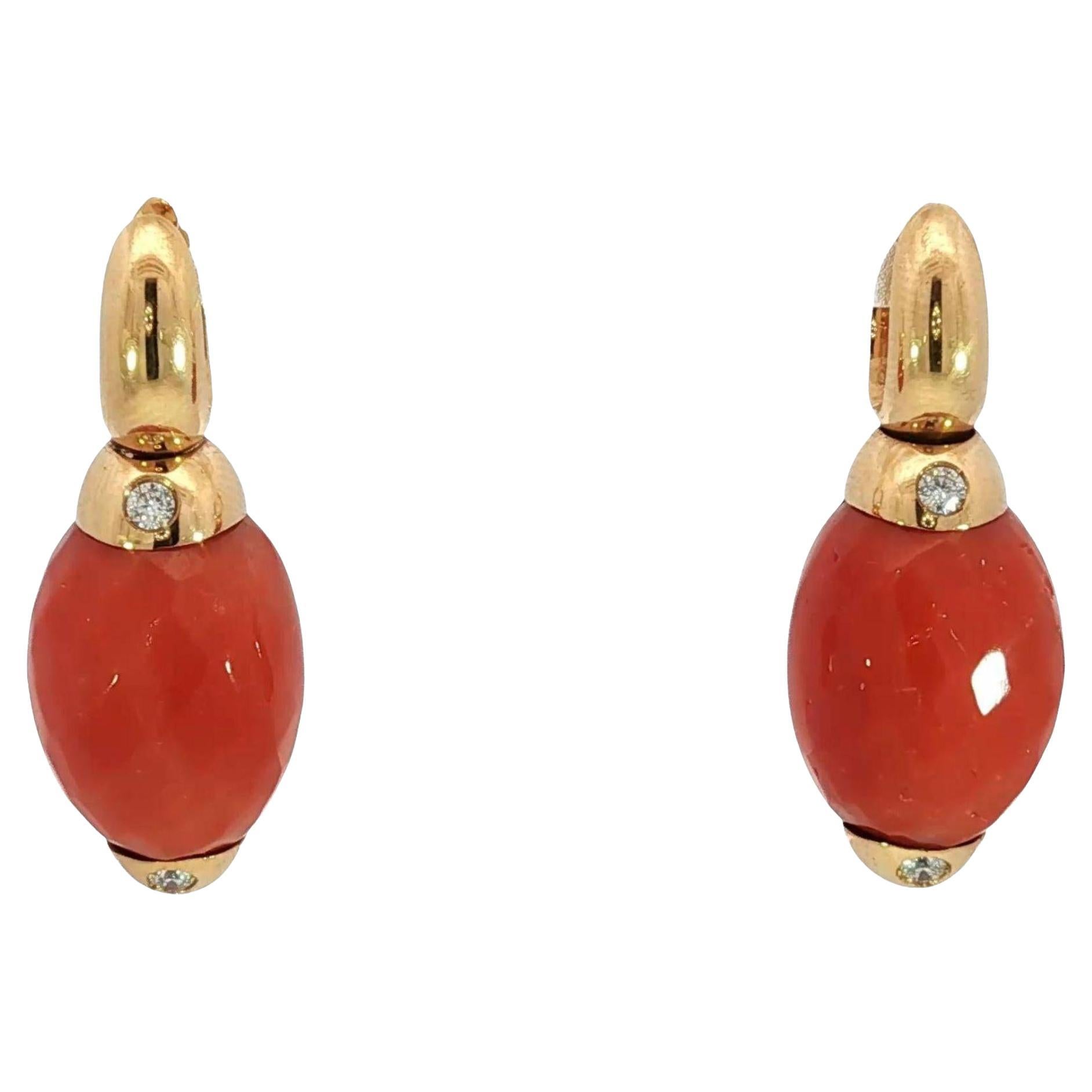 Orecchini pendenti di corallo Estate 18K di Angeletti Roma con accenti di diamanti in oro giallo