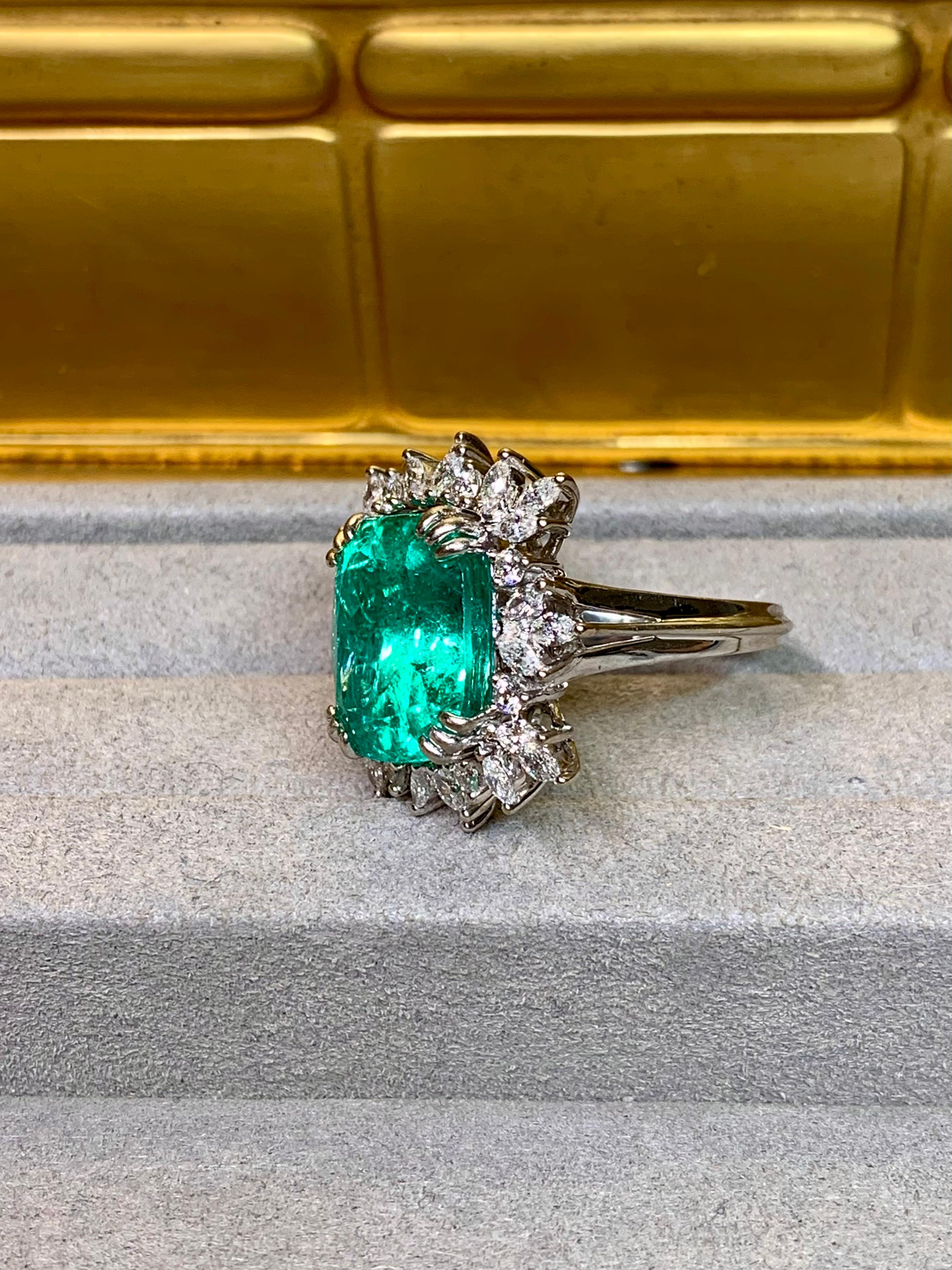 Anillo de cóctel grande de 18 quilates con diamantes talla marquesa y esmeralda 11,77 ct GIA en venta 5