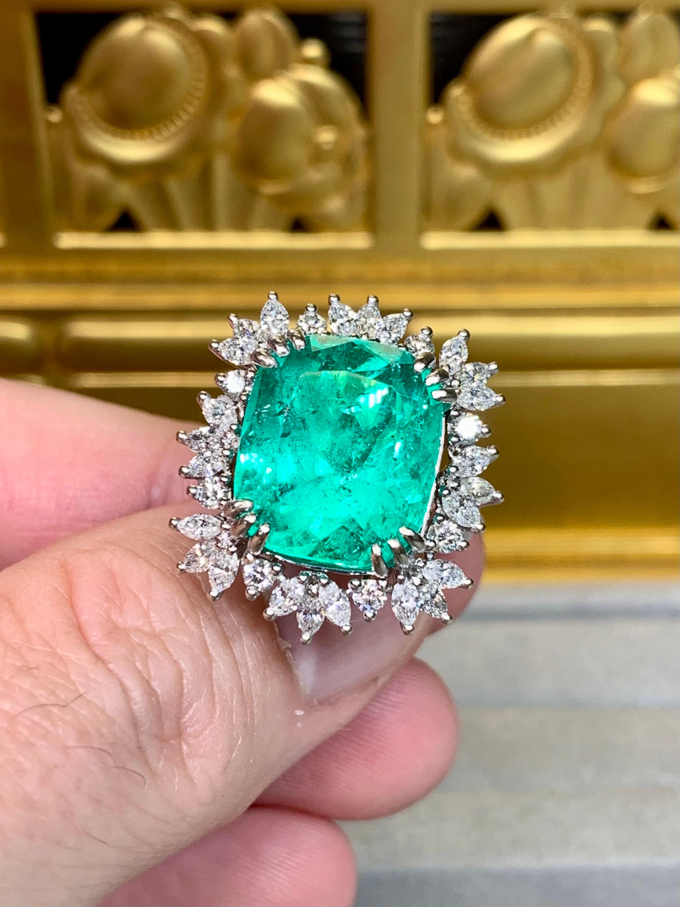 Anillo de cóctel grande de 18 quilates con diamantes talla marquesa y esmeralda 11,77 ct GIA en venta 6