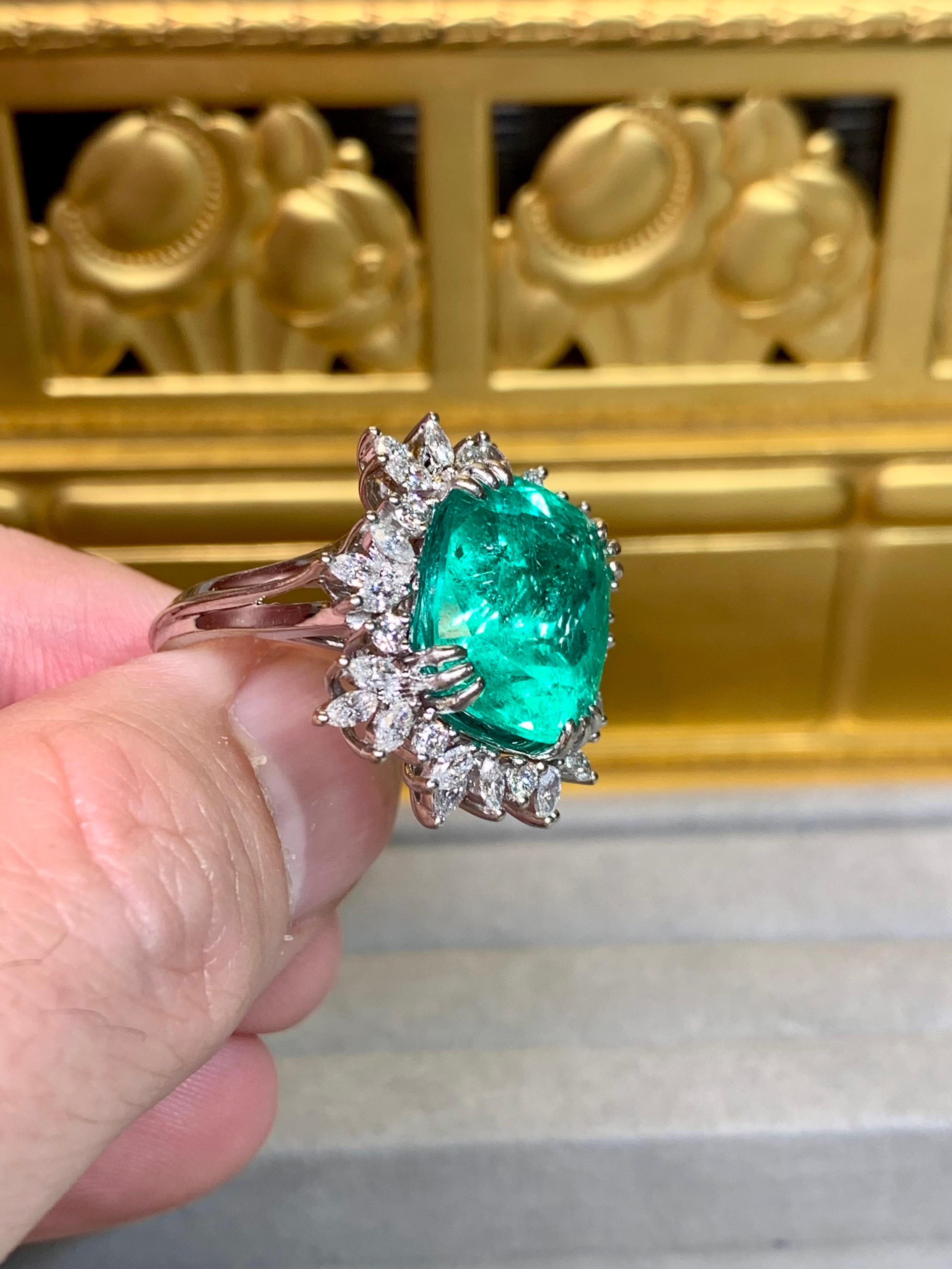 Anillo de cóctel grande de 18 quilates con diamantes talla marquesa y esmeralda 11,77 ct GIA en venta 7