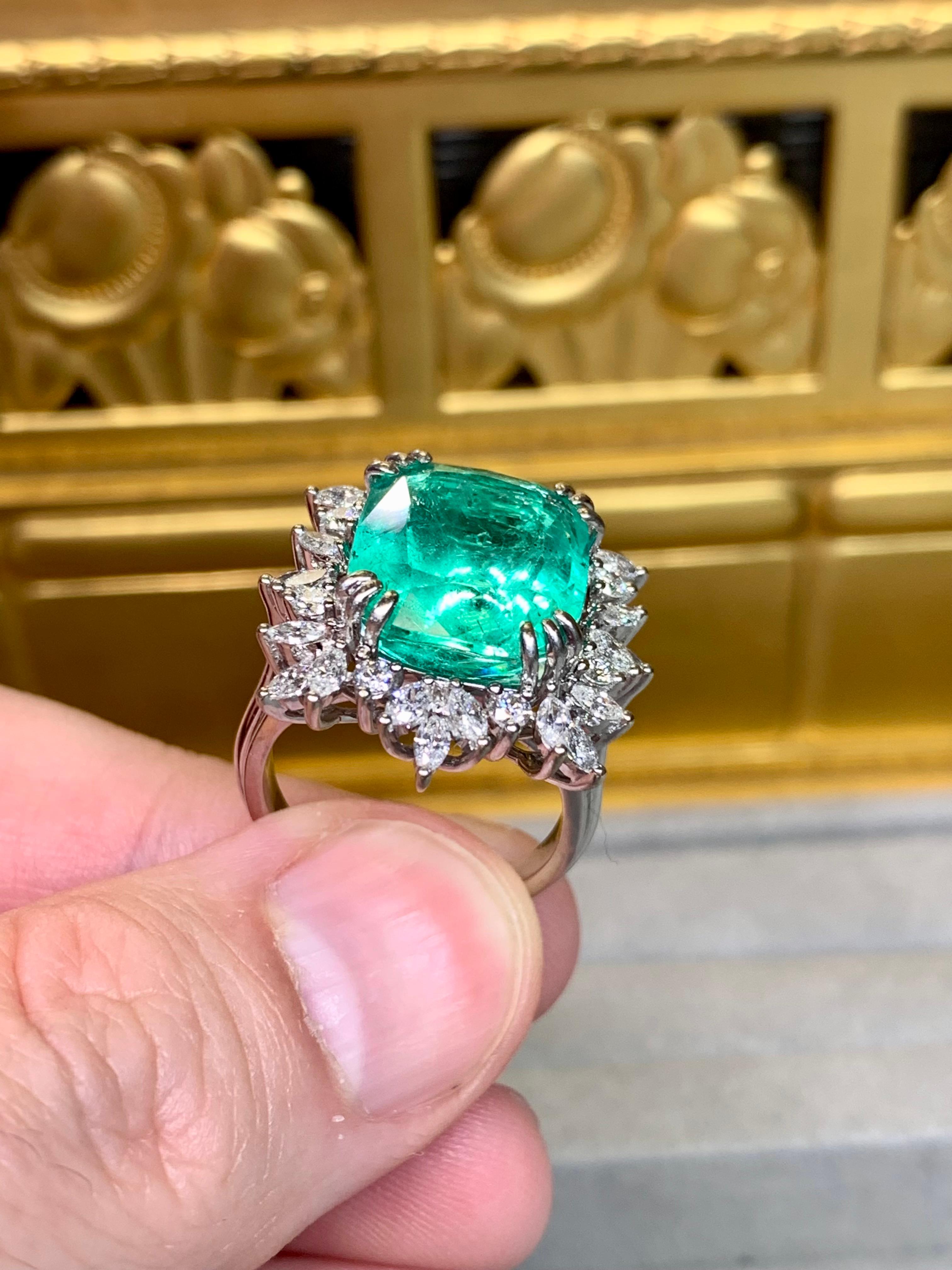 Anillo de cóctel grande de 18 quilates con diamantes talla marquesa y esmeralda 11,77 ct GIA en venta 8
