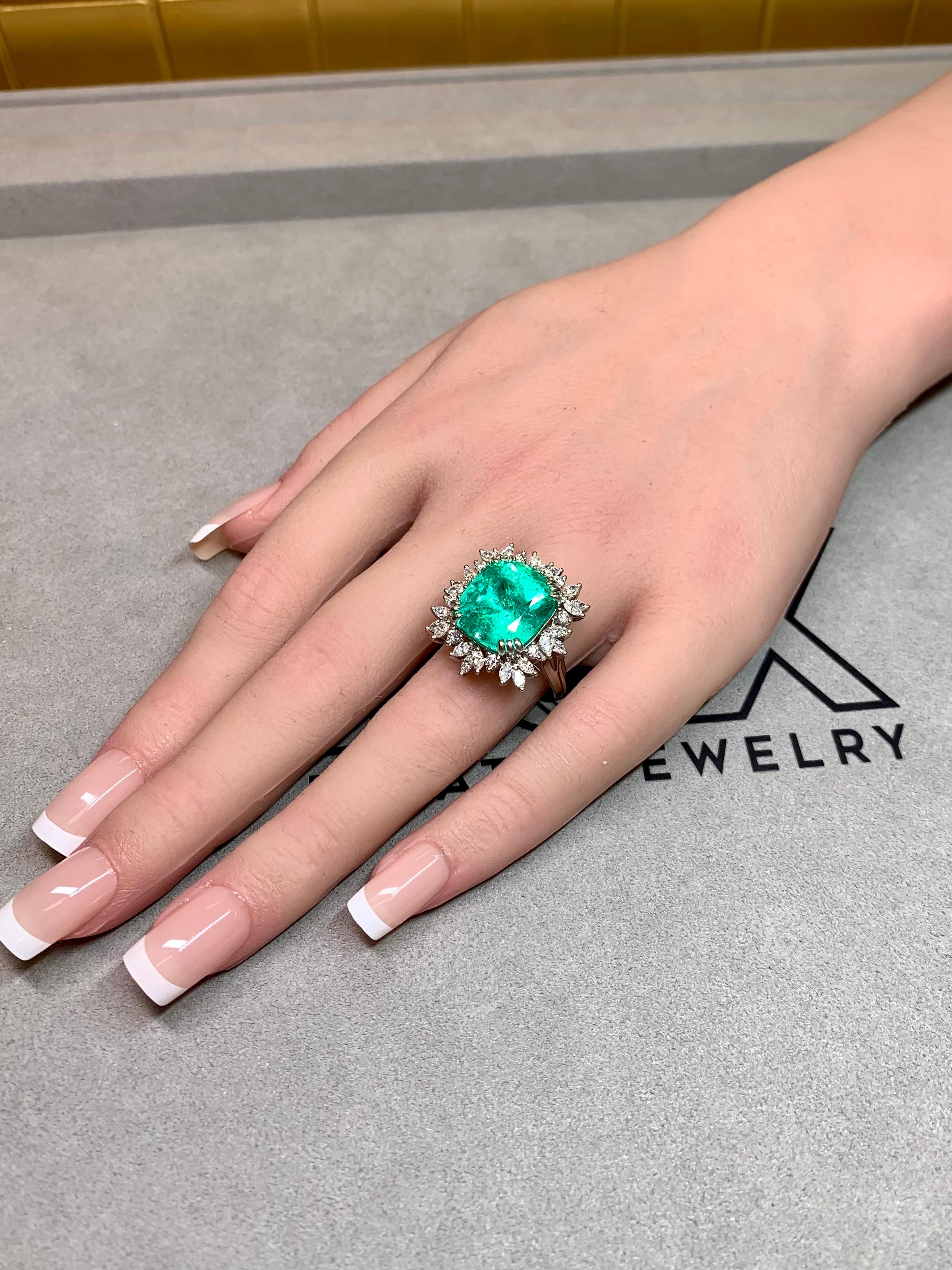 Anillo de cóctel grande de 18 quilates con diamantes talla marquesa y esmeralda 11,77 ct GIA en venta 9