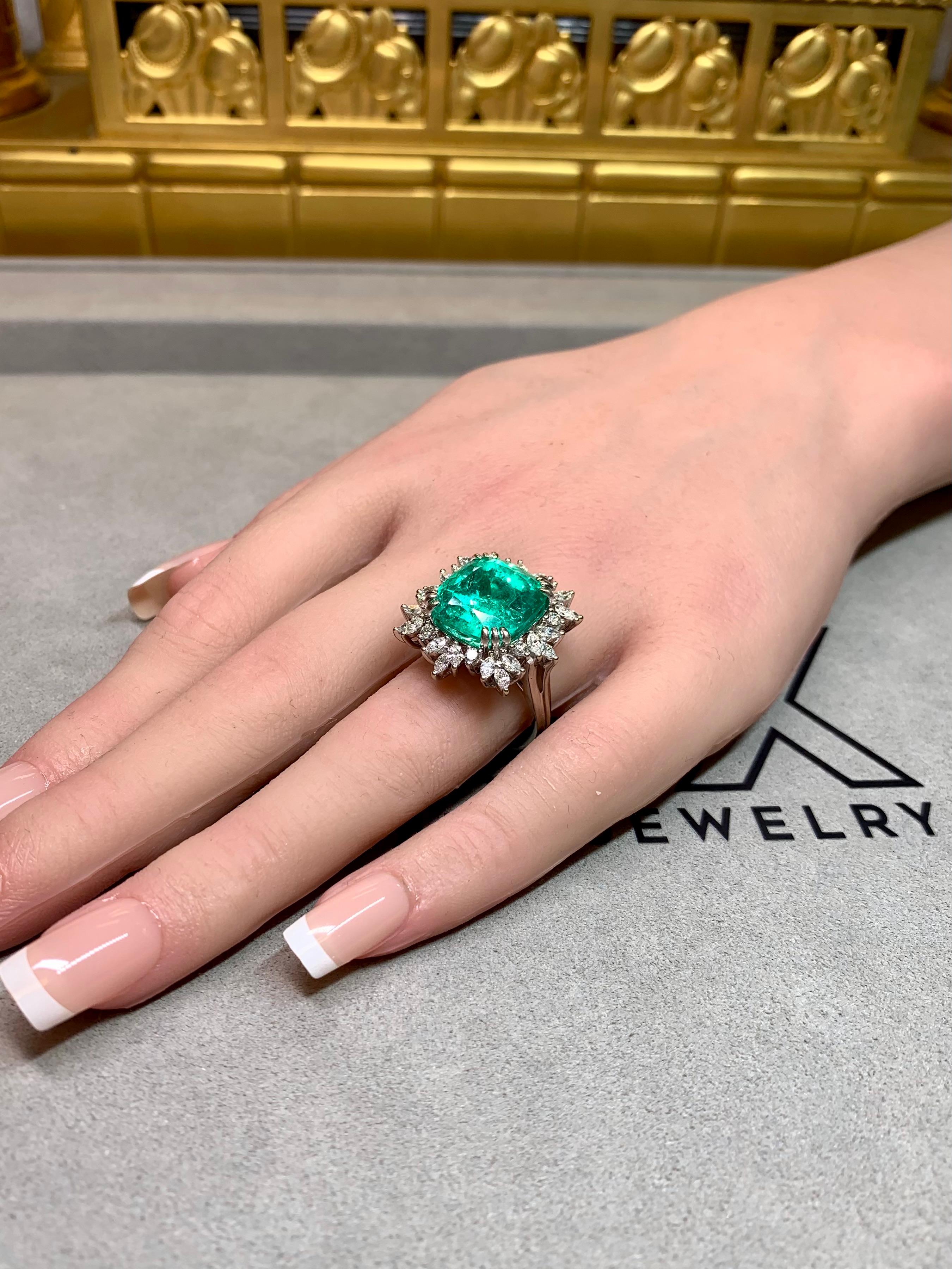 Anillo de cóctel grande de 18 quilates con diamantes talla marquesa y esmeralda 11,77 ct GIA en venta 10