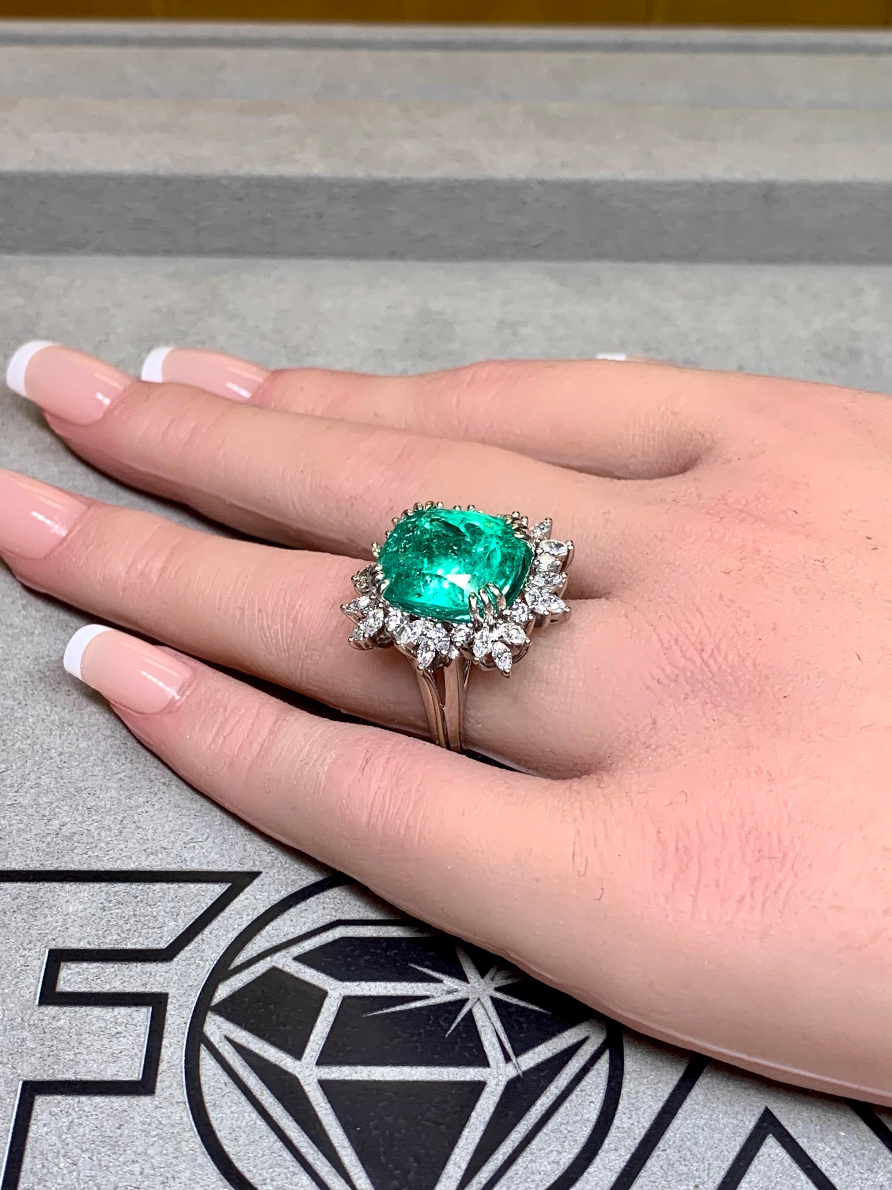 Anillo de cóctel grande de 18 quilates con diamantes talla marquesa y esmeralda 11,77 ct GIA en venta 11