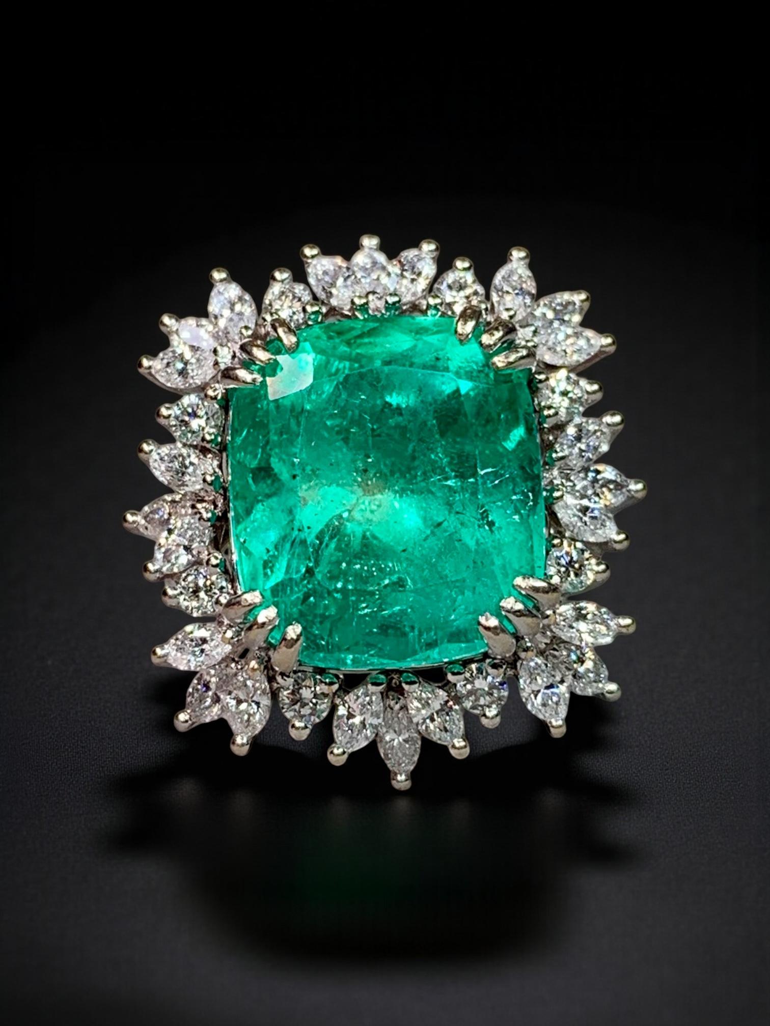 Anillo de cóctel grande de 18 quilates con diamantes talla marquesa y esmeralda 11,77 ct GIA en venta 15