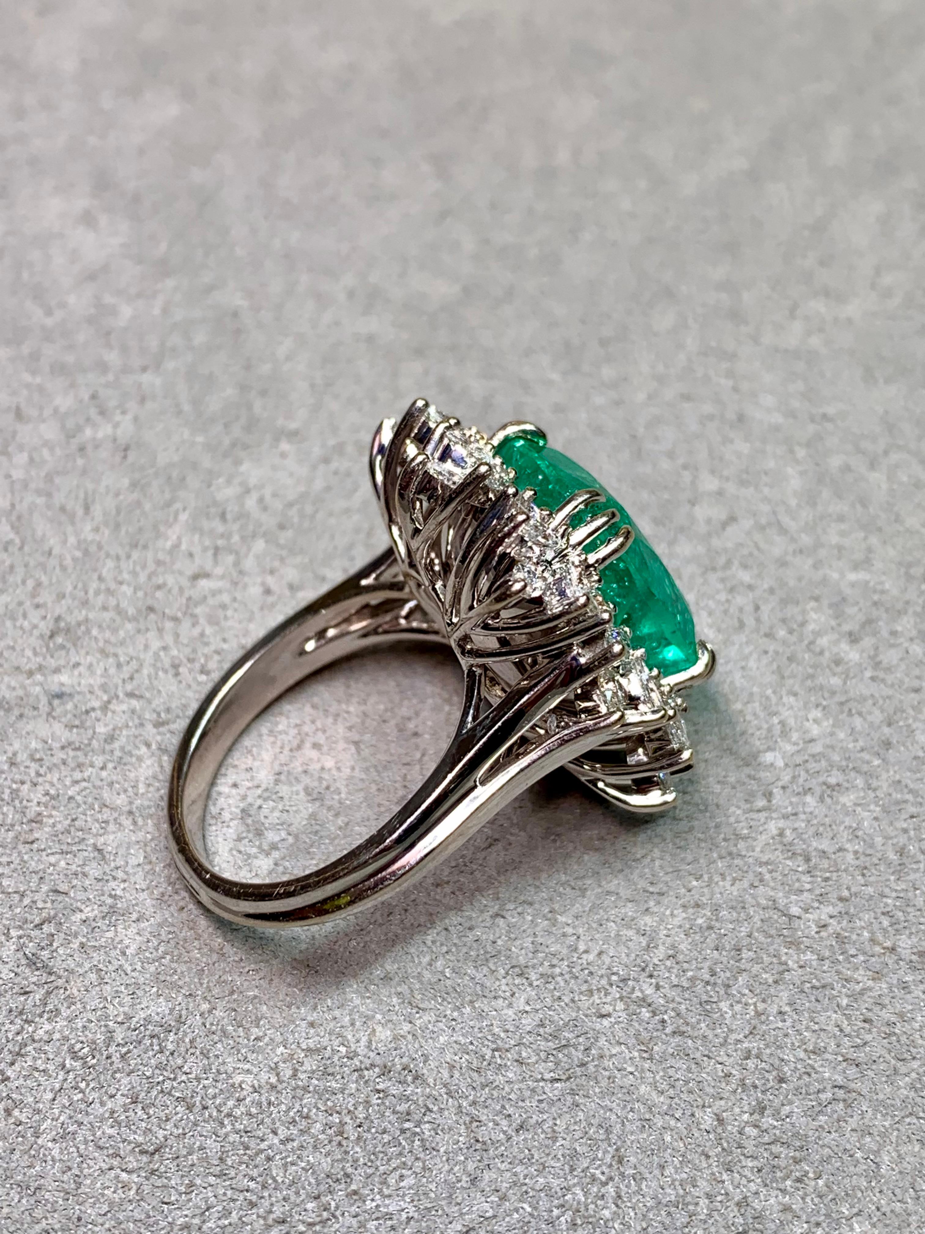 Anillo de cóctel grande de 18 quilates con diamantes talla marquesa y esmeralda 11,77 ct GIA Corte cojín en venta