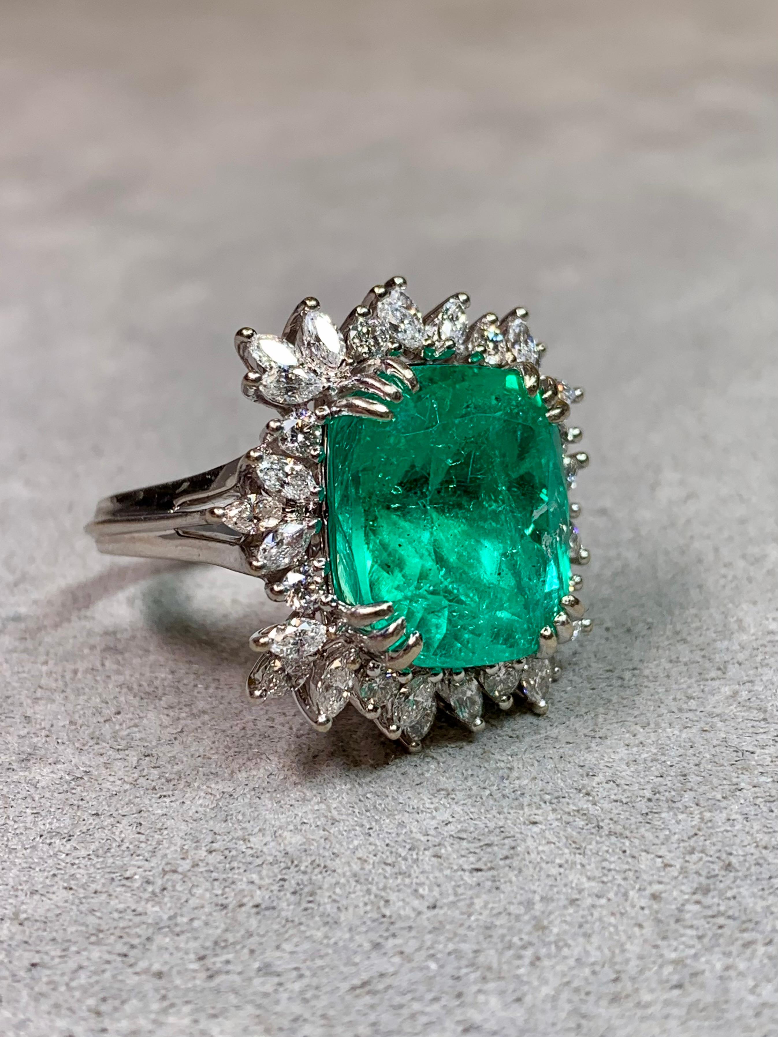 Anillo de cóctel grande de 18 quilates con diamantes talla marquesa y esmeralda 11,77 ct GIA en Excelente estado para la venta en Winter Springs, FL