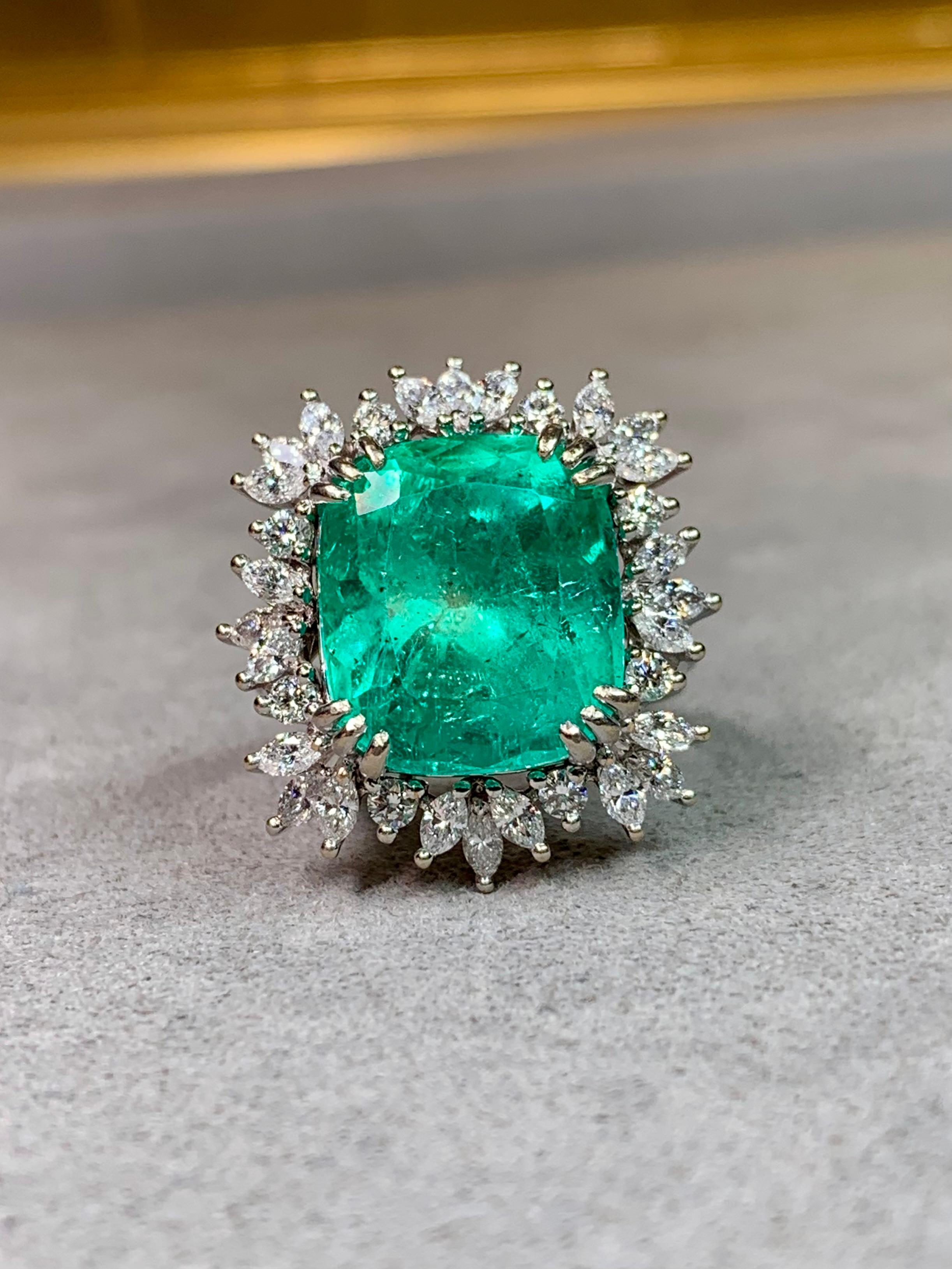 Femenino o masculino Anillo de cóctel grande de 18 quilates con diamantes talla marquesa y esmeralda 11,77 ct GIA en venta