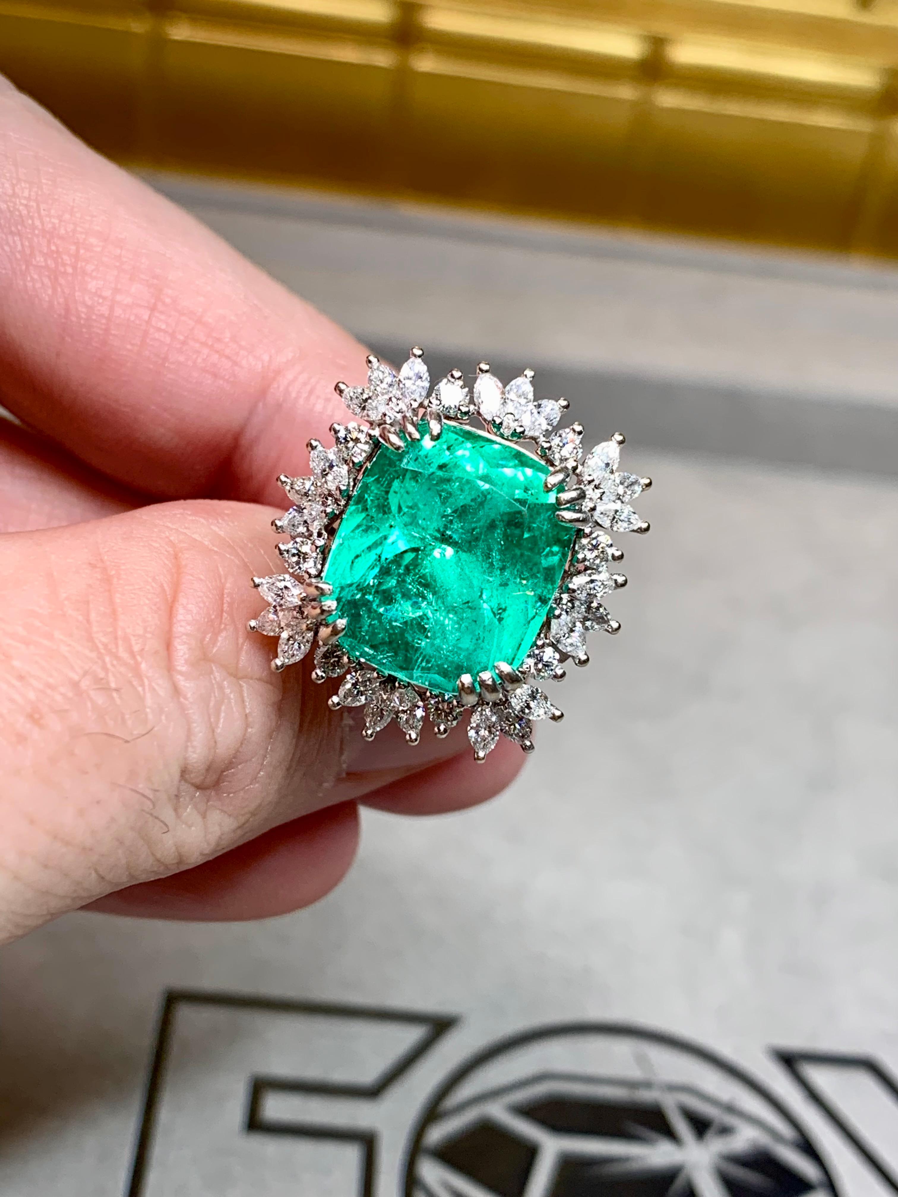 Anillo de cóctel grande de 18 quilates con diamantes talla marquesa y esmeralda 11,77 ct GIA en venta 1