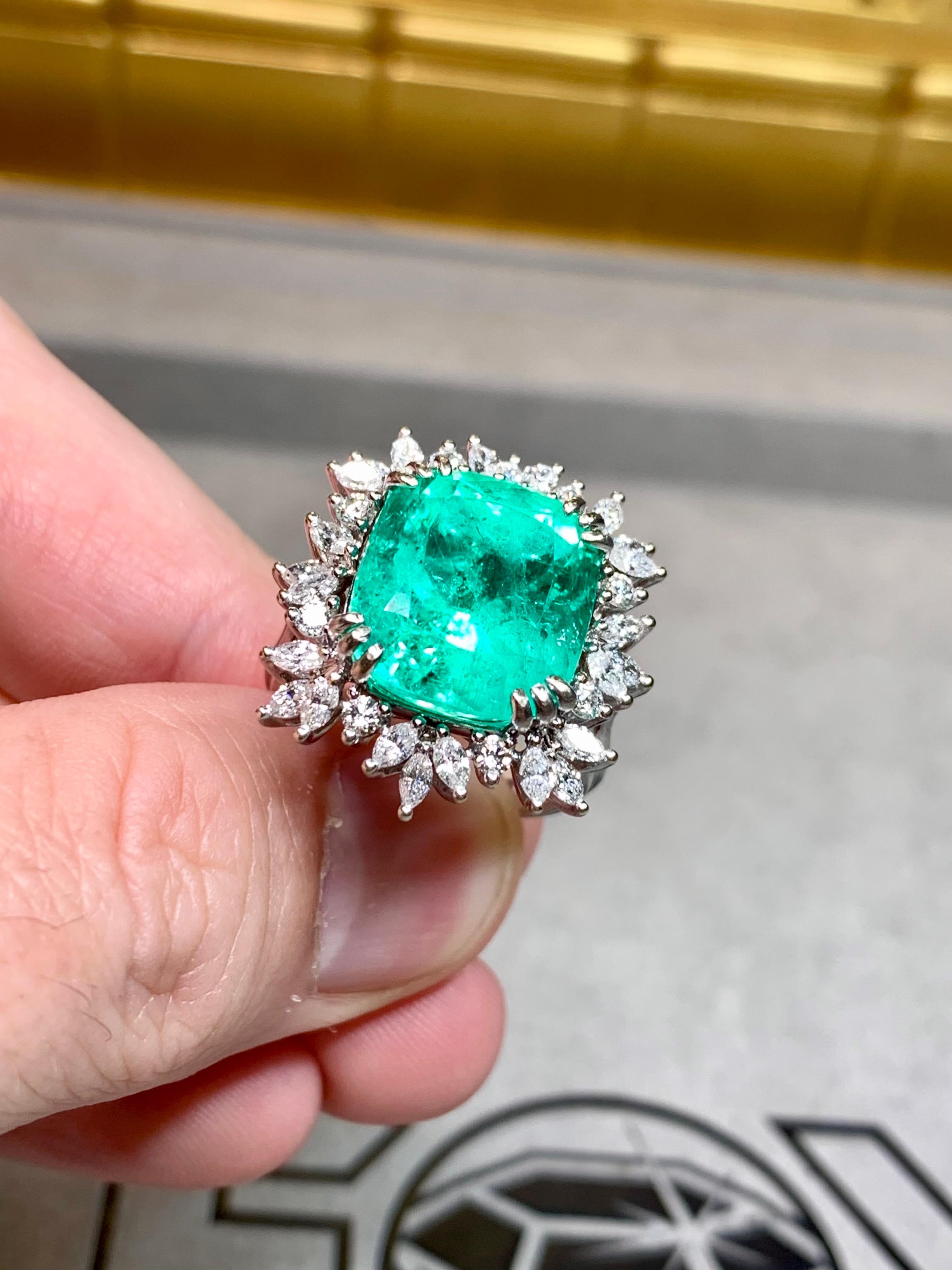 Anillo de cóctel grande de 18 quilates con diamantes talla marquesa y esmeralda 11,77 ct GIA en venta 2