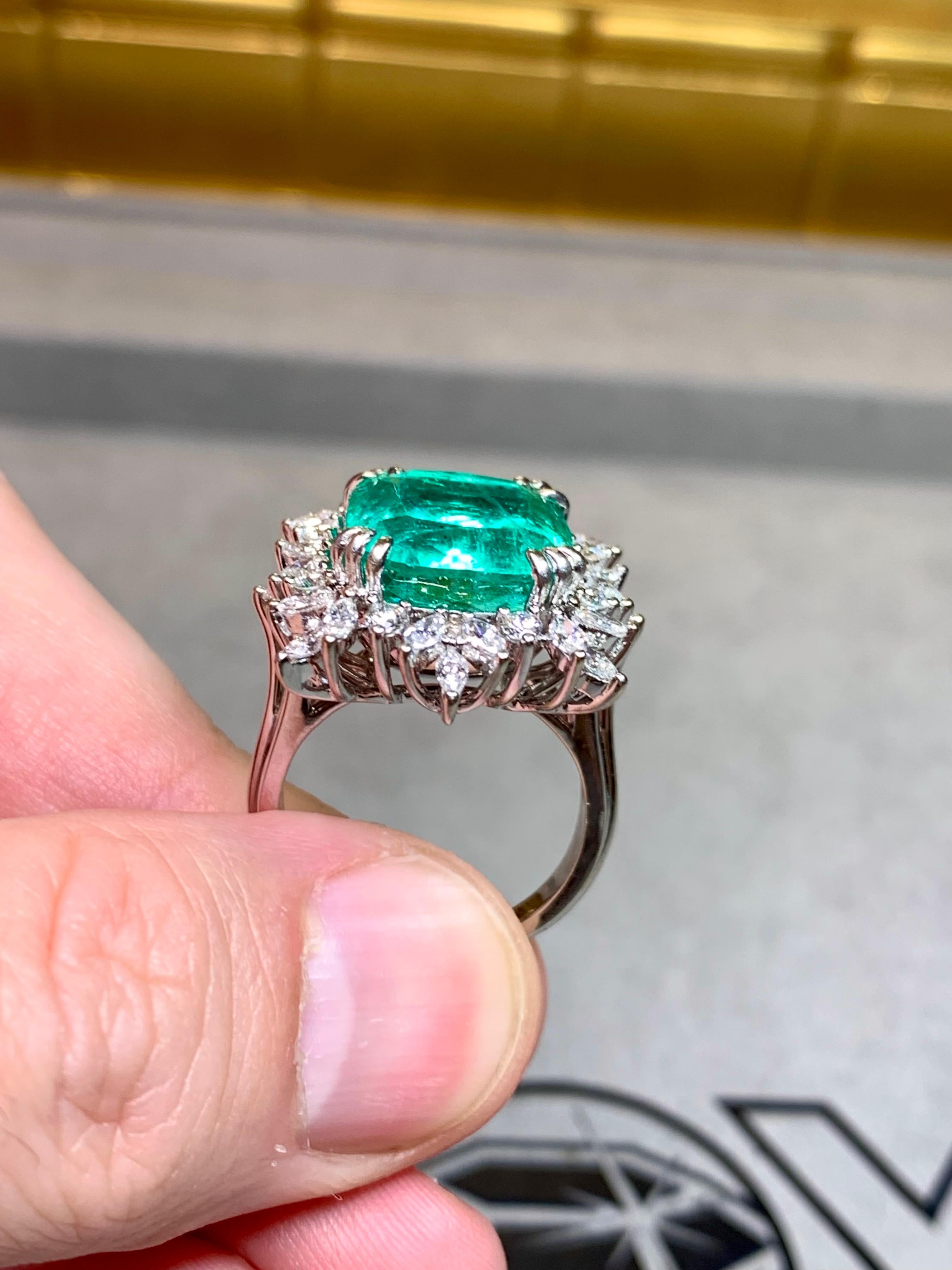 Anillo de cóctel grande de 18 quilates con diamantes talla marquesa y esmeralda 11,77 ct GIA en venta 3
