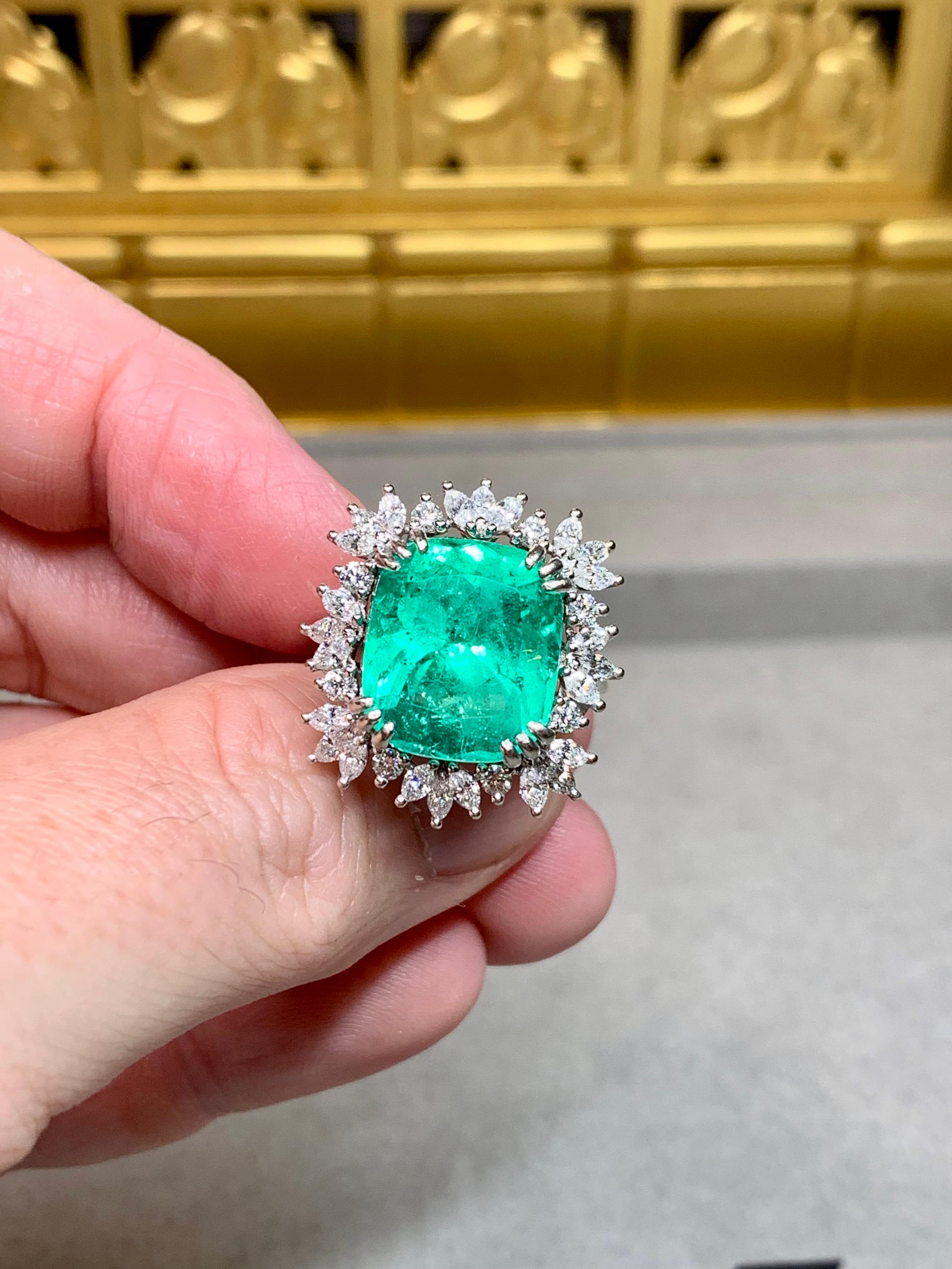 Anillo de cóctel grande de 18 quilates con diamantes talla marquesa y esmeralda 11,77 ct GIA en venta 4