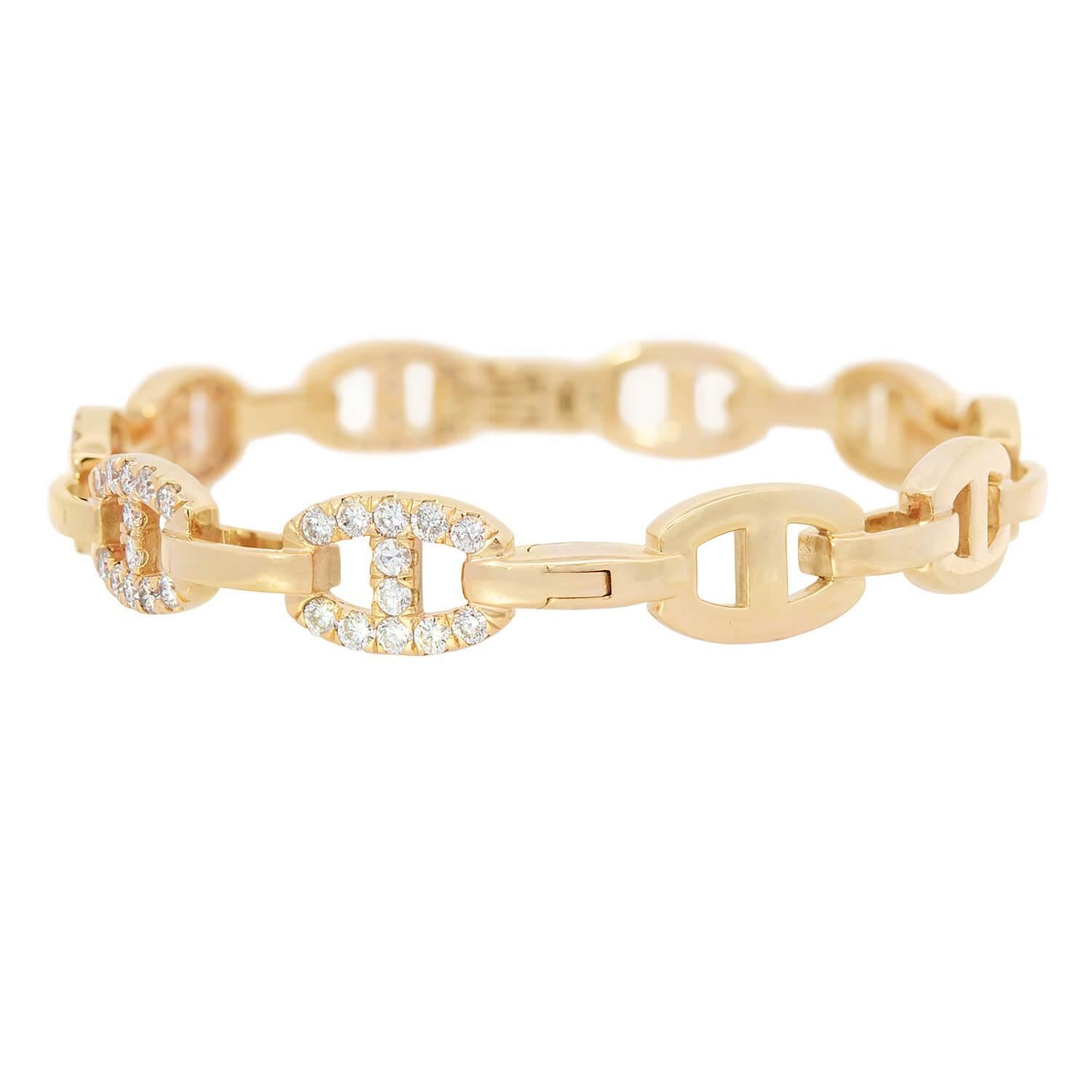 ¡Una fantástica pulsera de eslabones de ancla! Elaborada en oro amarillo de 18 quilates, esta atrevida pieza se compone de una hilera de eslabones de ancla marinera que envuelven la muñeca, formando una elegante pulsera de estilo brazalete. Cinco de