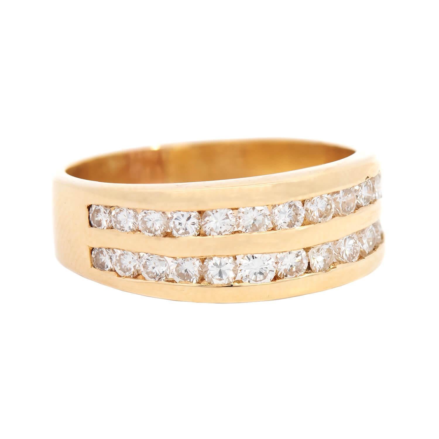 Questa fascia di diamanti di proprietà è bella ed elegante! Realizzato in oro giallo 18 carati, l'anello presenta due file parallele di diamanti scintillanti che poggiano su un'incastonatura liscia. Il peso totale dei carati di tutte le pietre