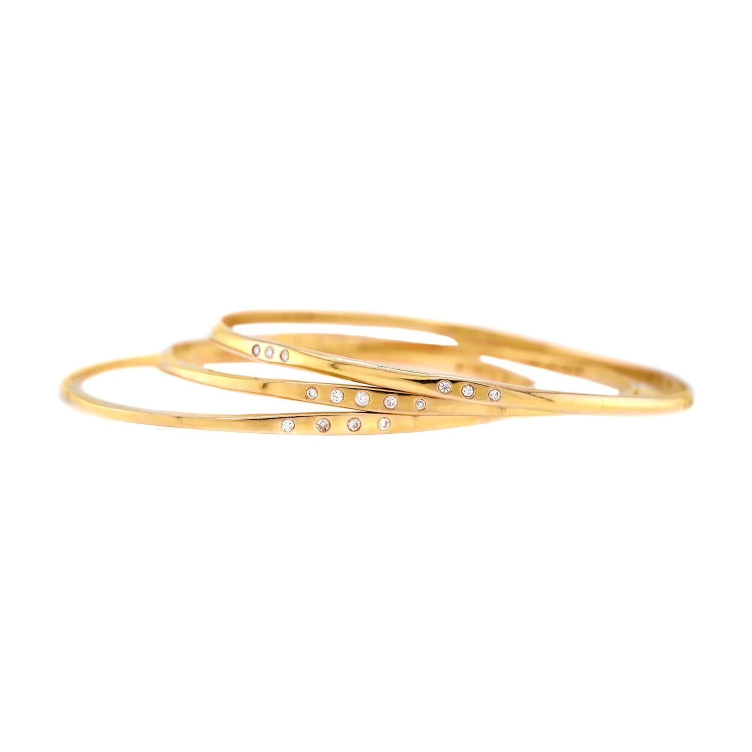 Un fantastique ensemble de bracelets ! Fabriqués en or jaune 18 carats, les trois bracelets présentent une surface lisse et simple. Chaque bracelet est également orné d'une variété de petits diamants modernes de taille ronde et brillante, qui sont