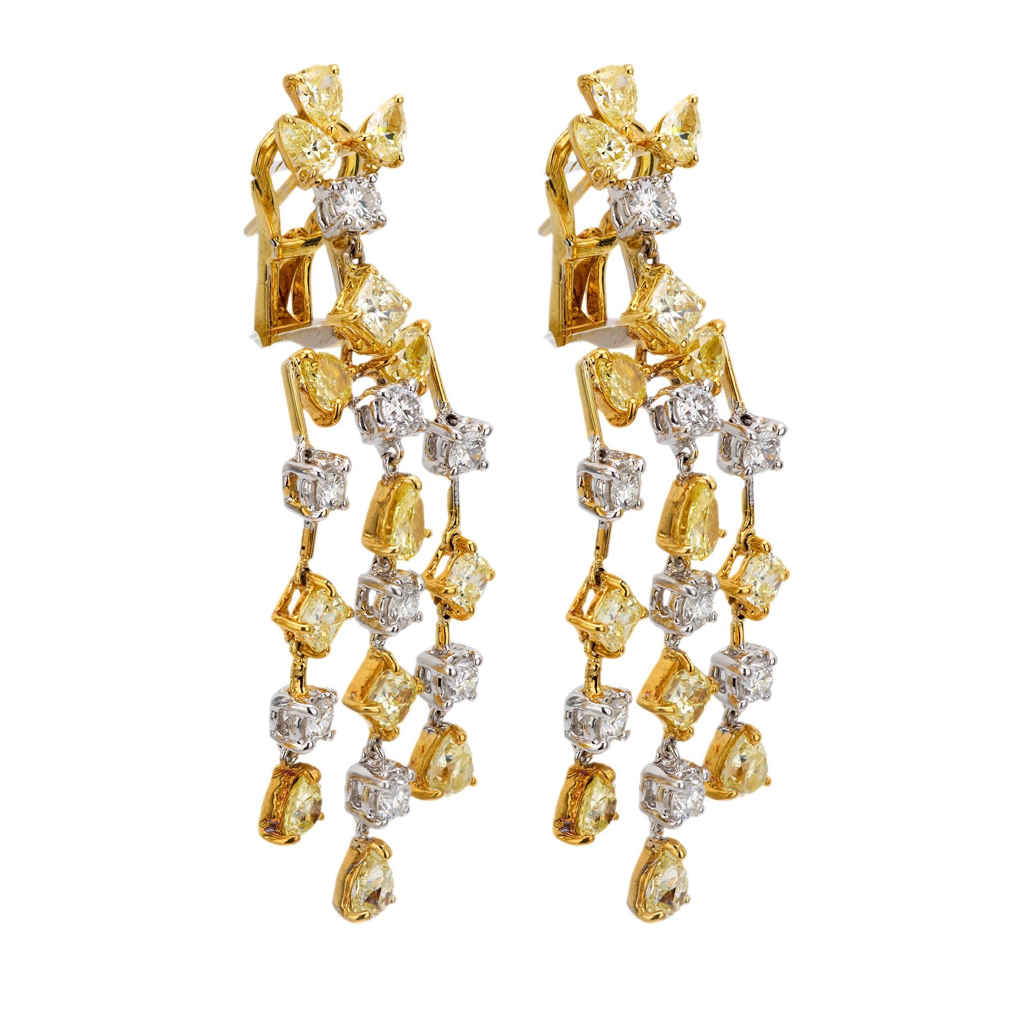 ¡Un impresionante par de pendientes de diamantes en forma de araña! Elaborados en vibrante oro amarillo de 18k, estos pendientes presentan una variedad de diamantes amarillos talla pera y modernos diamantes redondos talla brillante. Todos los