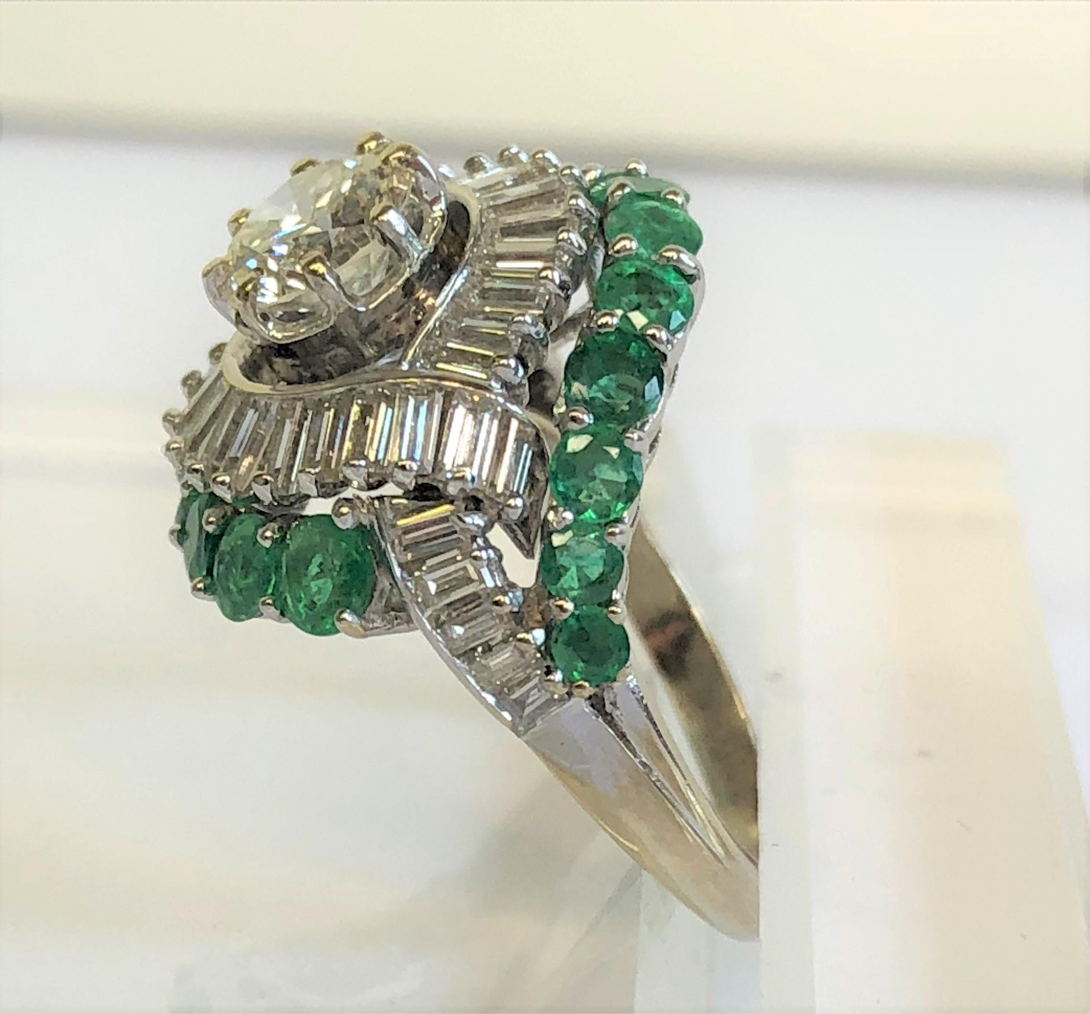 Estate 18K Diamant Smaragd Ring im Zustand „Hervorragend“ im Angebot in Cincinnati, OH