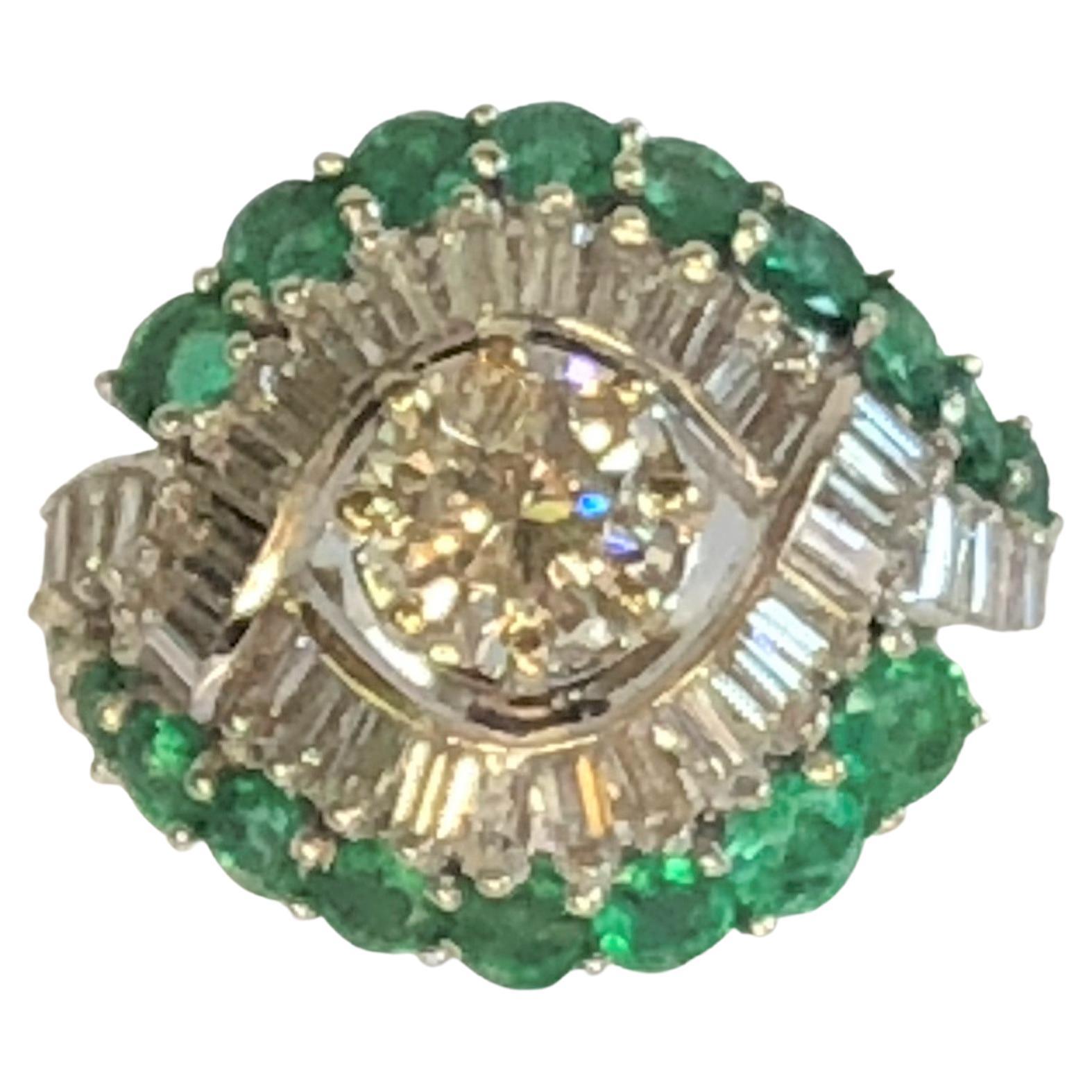 Estate 18K Diamant Smaragd Ring im Angebot
