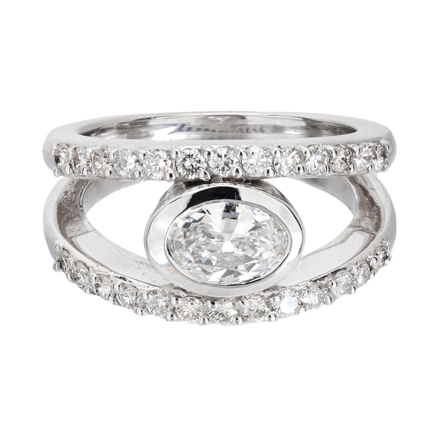 Uno splendido anello di fidanzamento con diamante! Realizzato in oro bianco 18 carati, questo anello presenta un esclusivo design a 
