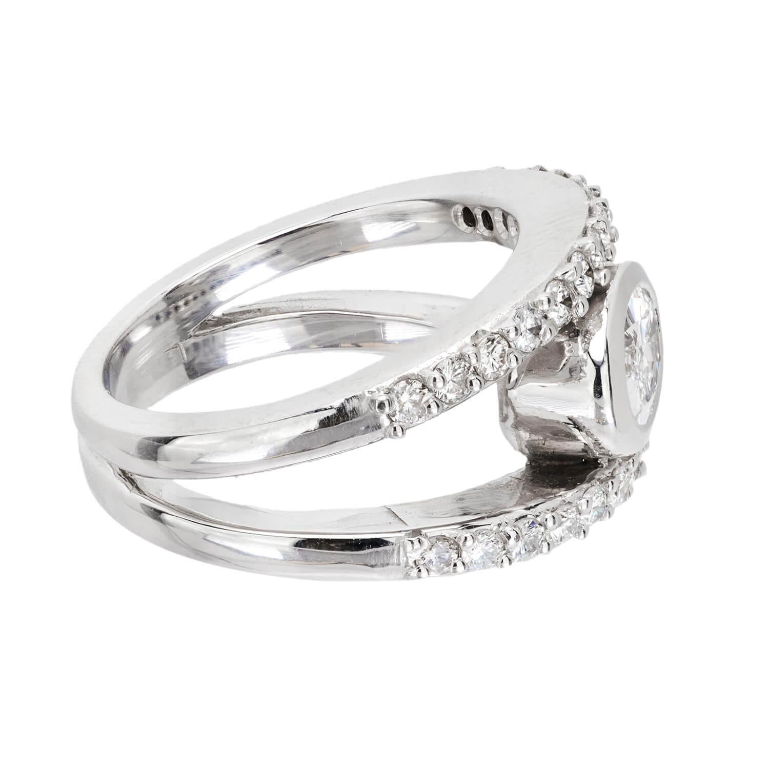 Moderno Anello di fidanzamento con diamante 18k da 0,70 carati in vendita