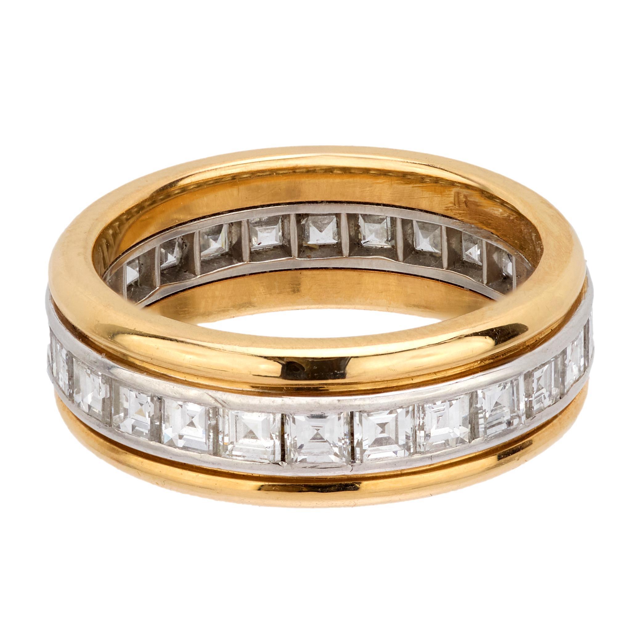 Ein atemberaubendes Diamantband für die Ewigkeit! Dieser Ring aus 18 Karat Gelb- und Weißgold zeichnet sich durch eine durchgehende Reihe alter Diamanten im Quadrat-Smaragdschliff aus, die alle in Kanalfassungen gehalten werden. Insgesamt haben die