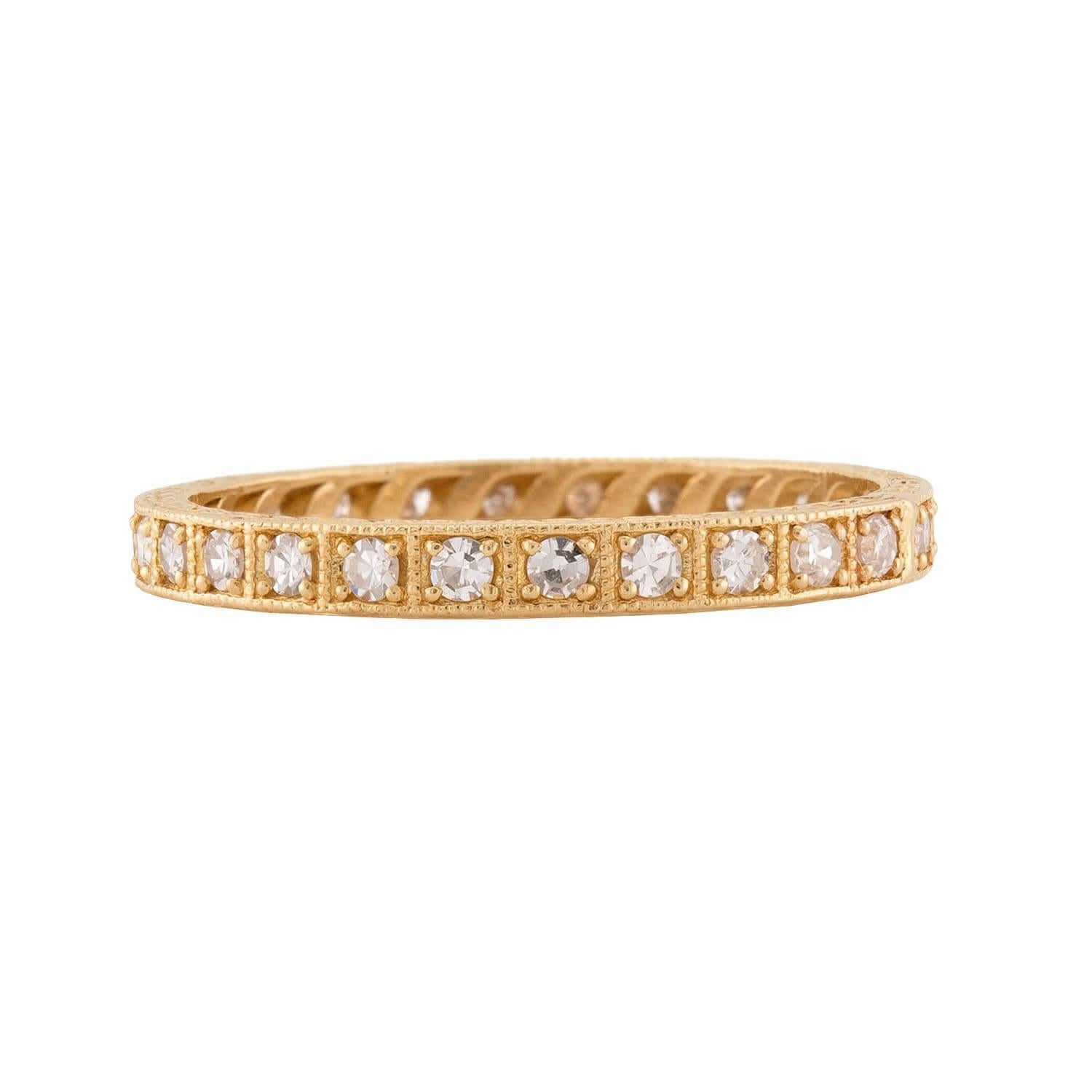 Ein zartes Diamantband für die Ewigkeit! Dieser Ring aus 18-karätigem Gelbgold ist mit einer einzigen Reihe von Diamanten im alten Einheitsschliff besetzt. Der obere und untere Rand des Rings ist mit einem Weizenmotiv graviert. Dieser zierliche und