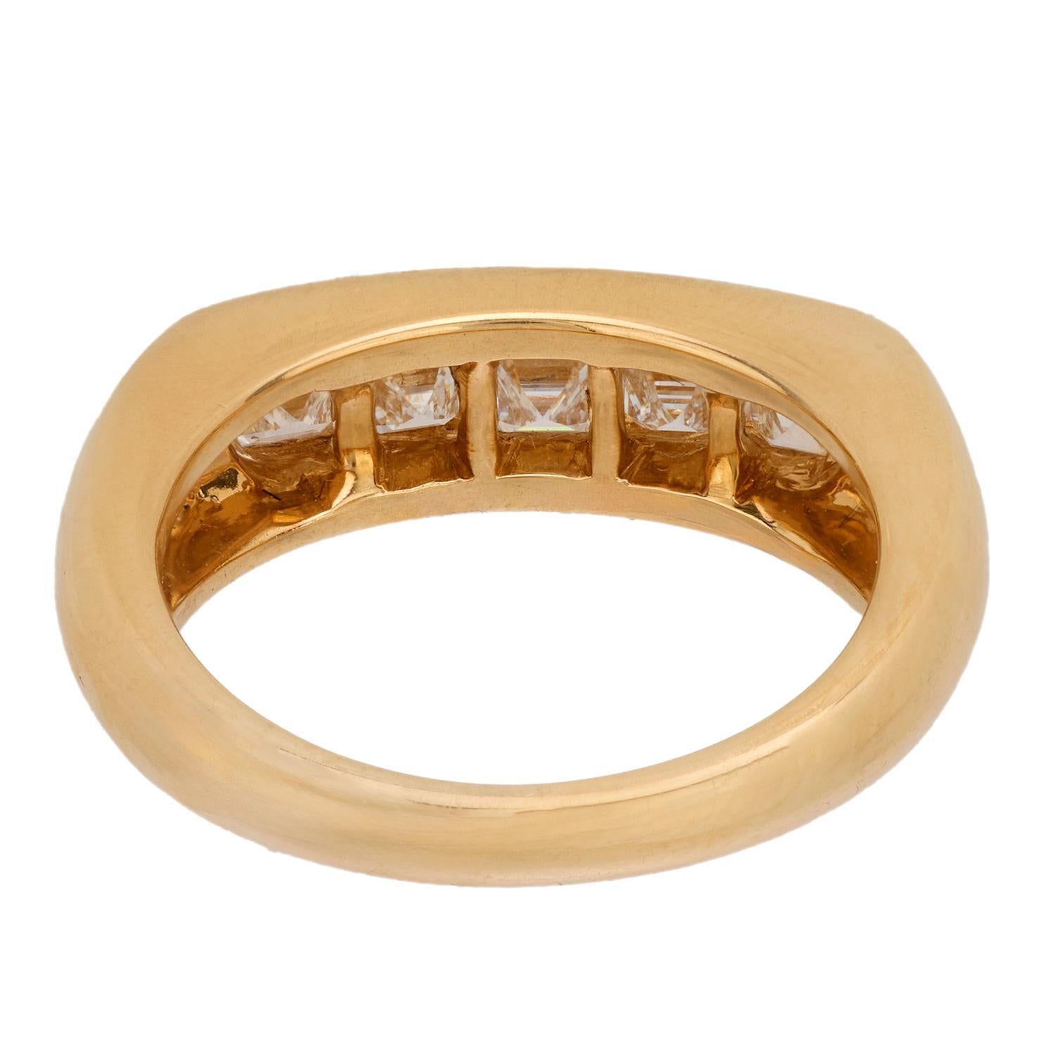 Estate 18k Diamond Five-Stone Ring (bague à cinq pierres en diamant) Bon état - En vente à Narberth, PA