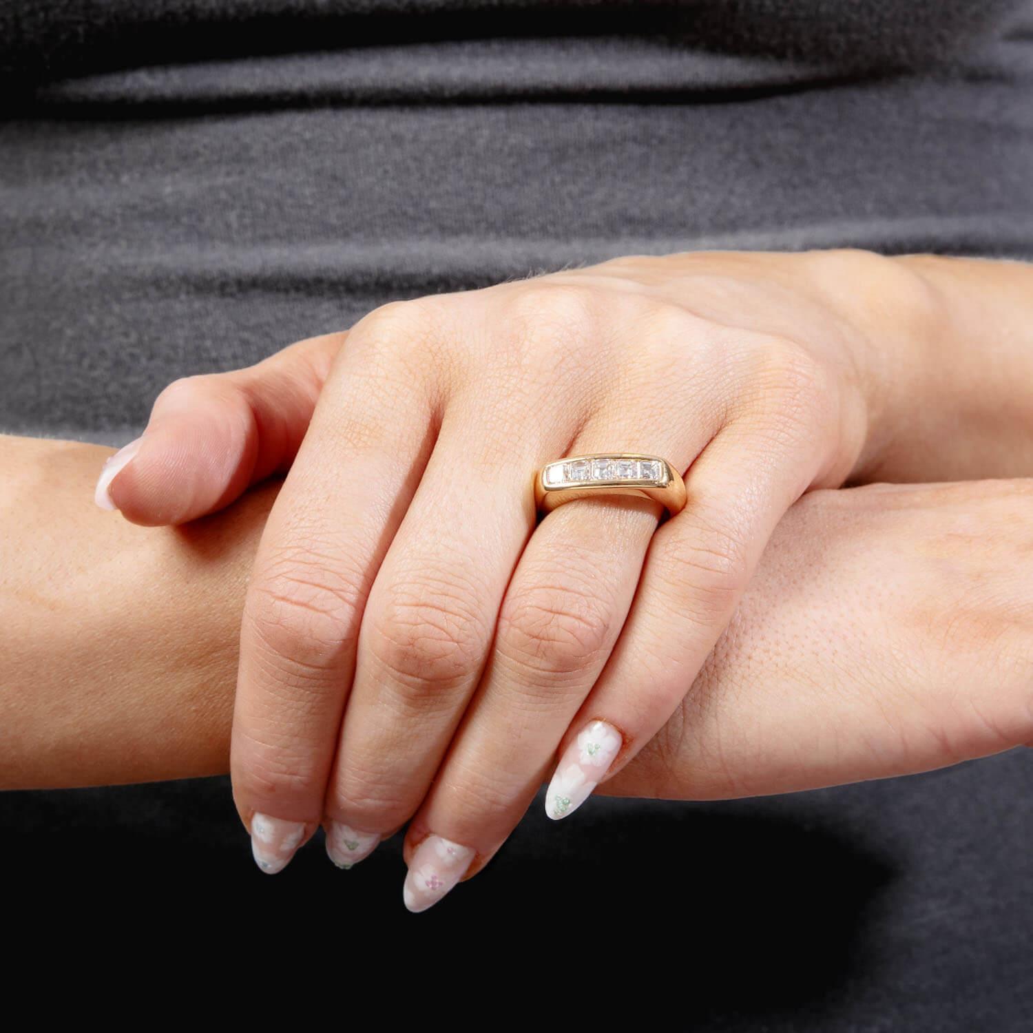 Estate 18k Diamond Five-Stone Ring (bague à cinq pierres en diamant) en vente 1