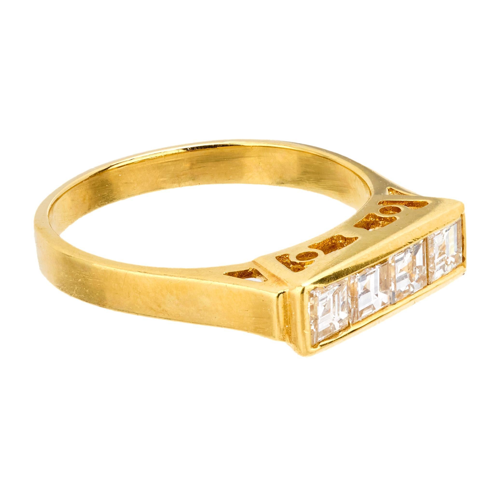 Ein fabelhafter Diamantring! Dieser Ring aus 18 Karat Gelbgold zeichnet sich durch vier Diamanten im Asscher-Schliff aus, die horizontal über die Vorderseite des Rings verlaufen. Alle Diamanten sind in Kanalfassungen gefasst und haben ein ungefähres