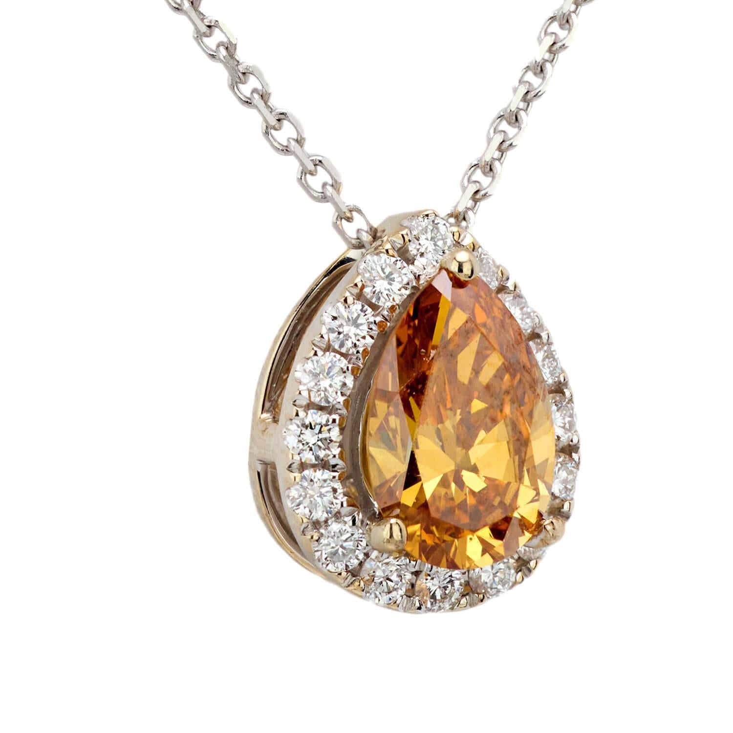 Una splendida collana con diamante di proprietà! Realizzata in oro bianco 18 carati, questa collana con ciondolo presenta un diamante arancione taglio pera da .90ct al centro, incastonato in una montatura a tre punte. La pietra è meravigliosamente