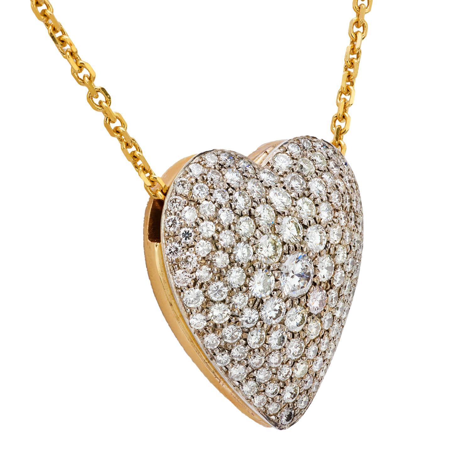 Un magnifique collier avec pendentif en forme de cœur en diamant ! Réalisé en or jaune et en or blanc 18 carats, ce collier est orné d'un grand pendentif en forme de cœur. Toute la surface du cœur est incrustée de diamants modernes de taille ronde