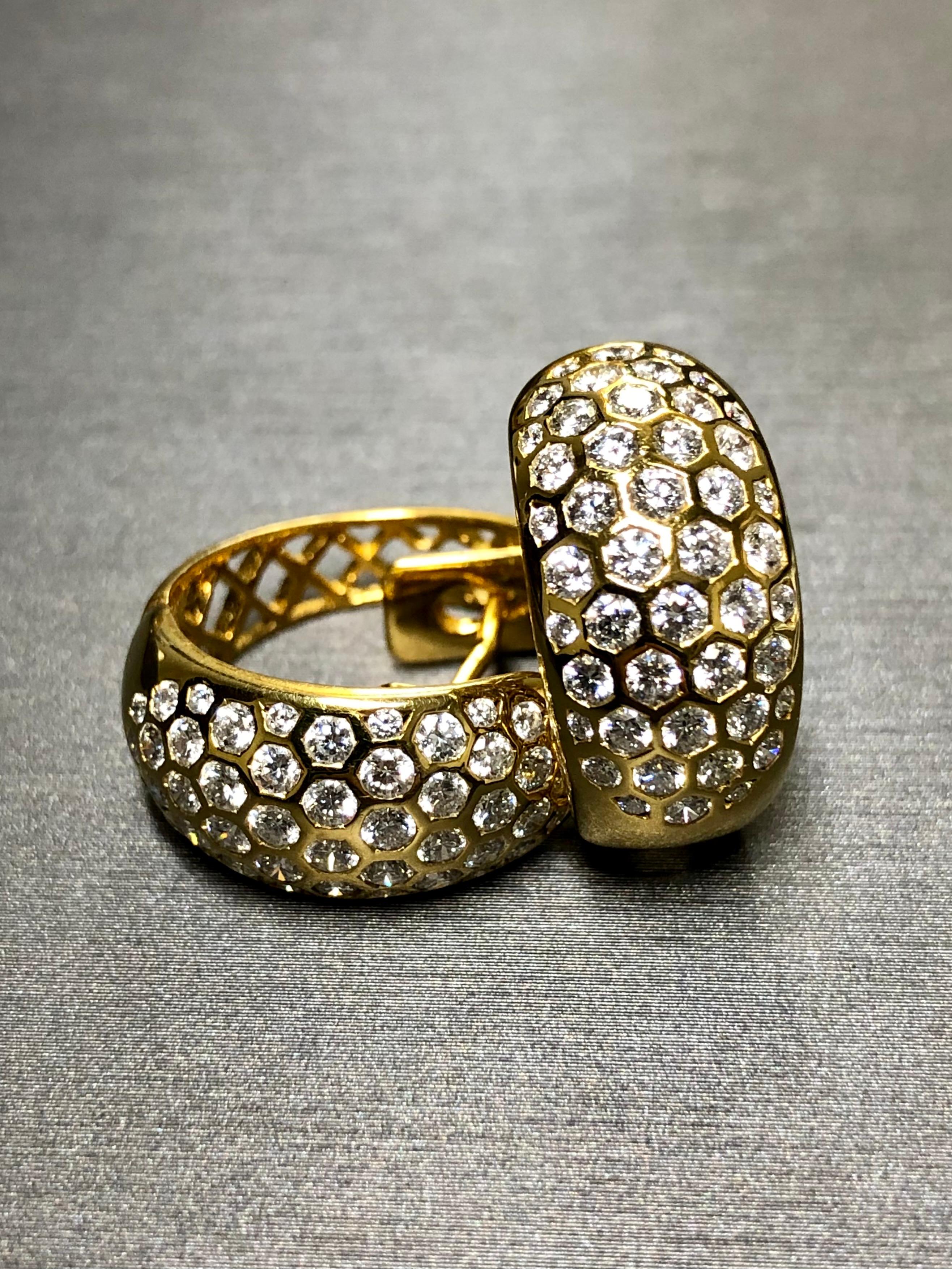 18 Karat Diamant Wabenförmige Huggie-Ohrringe mit 2,80 Karat Gesamtgewicht F Vs (Zeitgenössisch) im Angebot