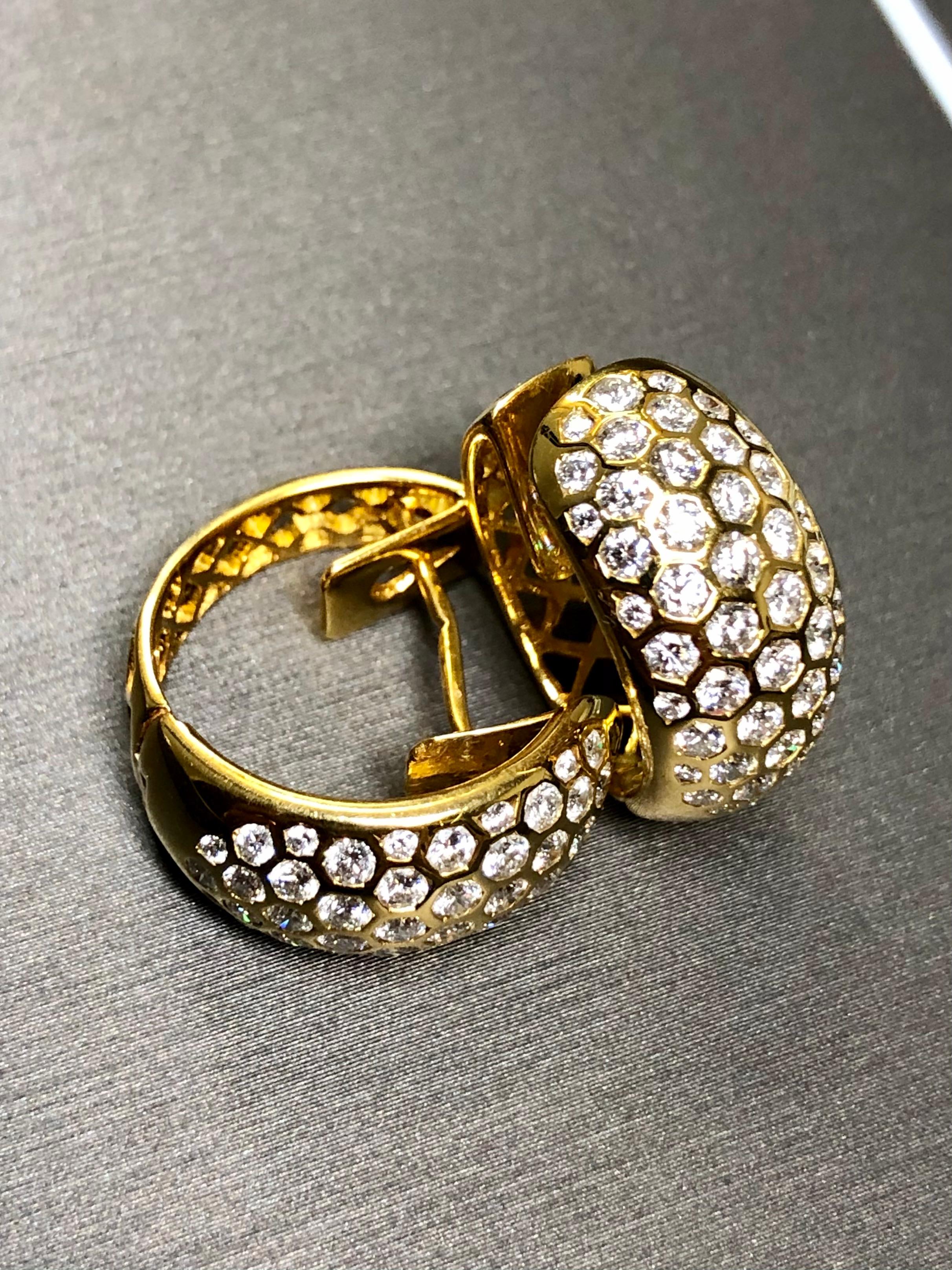 18 Karat Diamant Wabenförmige Huggie-Ohrringe mit 2,80 Karat Gesamtgewicht F Vs (Rundschliff) im Angebot
