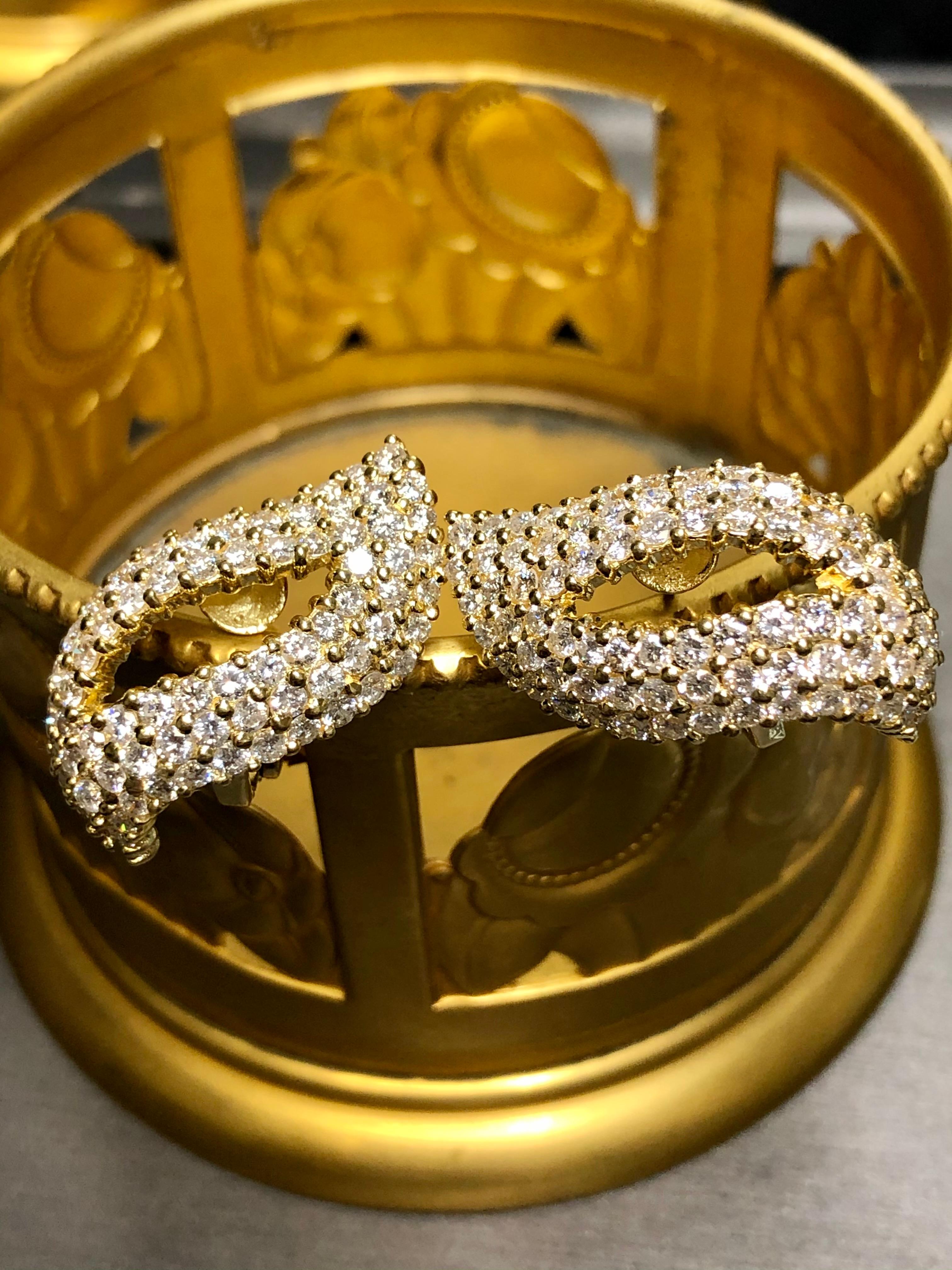 Estate 18K Diamond Paisley Huggie Omega Earrings 6.50cttw en vente 6