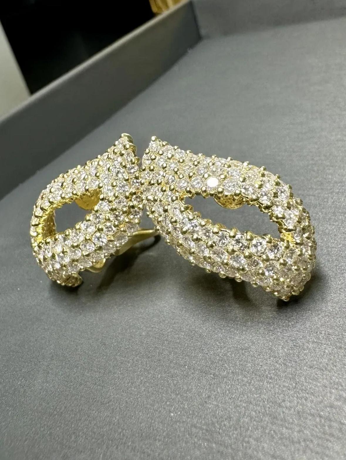 Estate 18K Diamond Paisley Huggie Omega Earrings 6.50cttw en vente 7