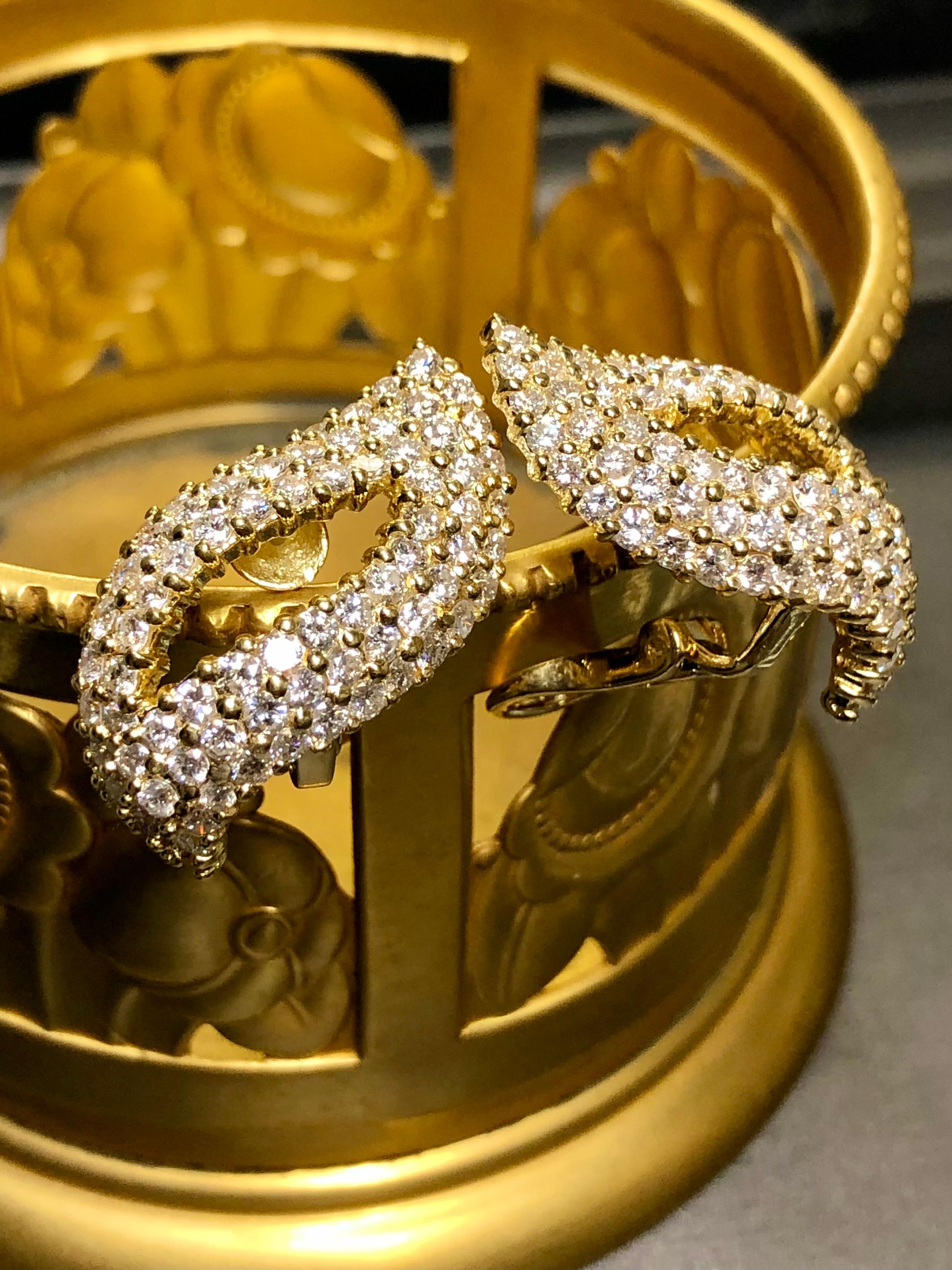 18 Karat Diamant Paisley Huggie Omega-Ohrringe mit 6,50 Gesamtkaratgewicht (Zeitgenössisch) im Angebot