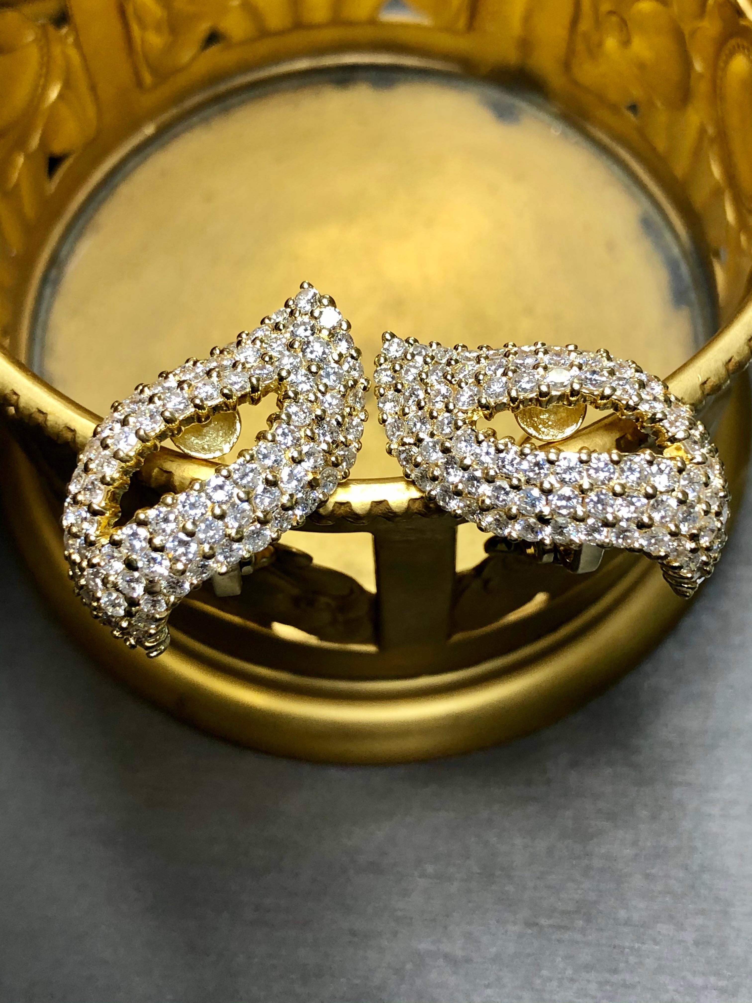18 Karat Diamant Paisley Huggie Omega-Ohrringe mit 6,50 Gesamtkaratgewicht (Rundschliff) im Angebot