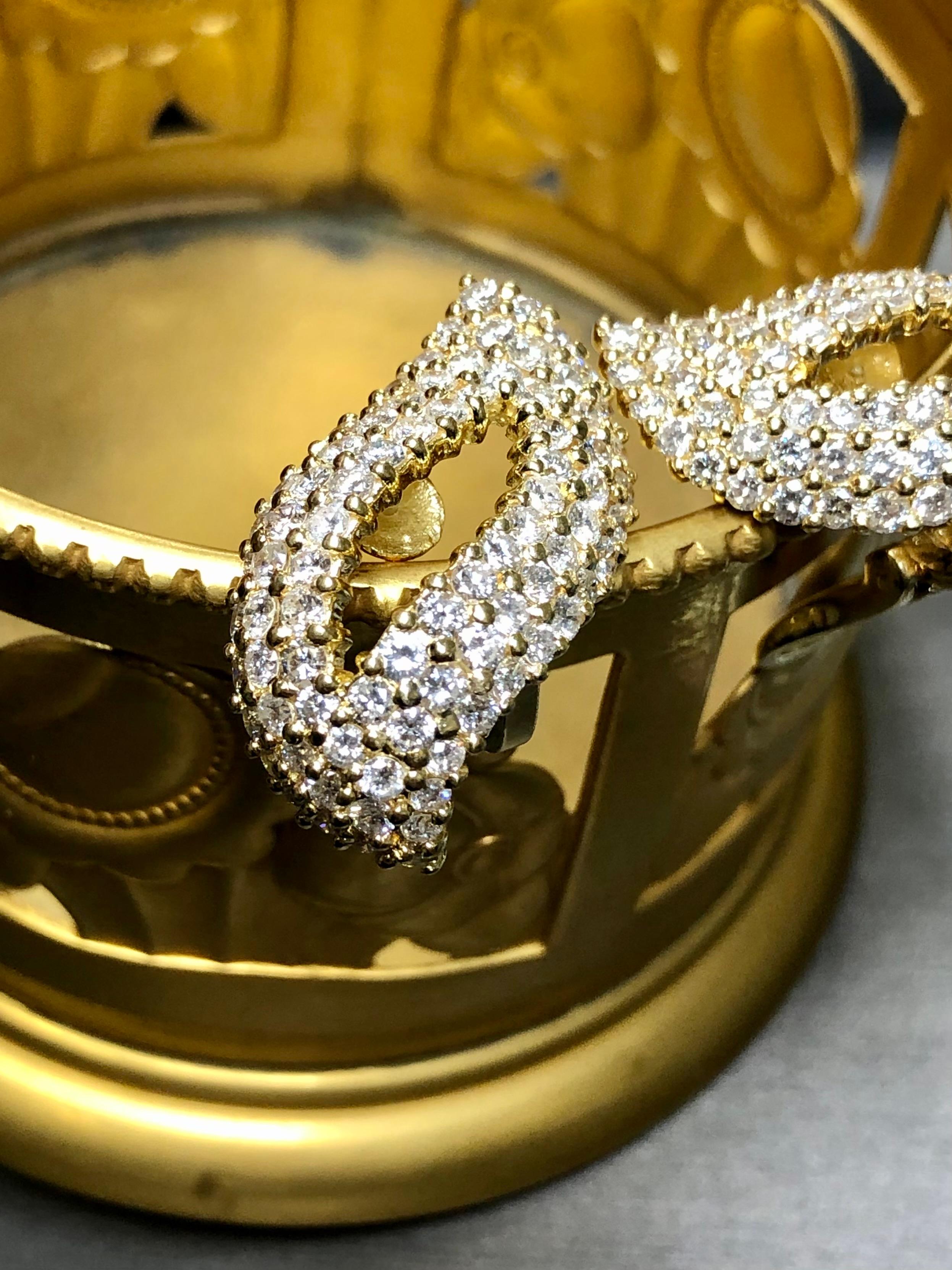 18 Karat Diamant Paisley Huggie Omega-Ohrringe mit 6,50 Gesamtkaratgewicht im Zustand „Gut“ im Angebot in Winter Springs, FL