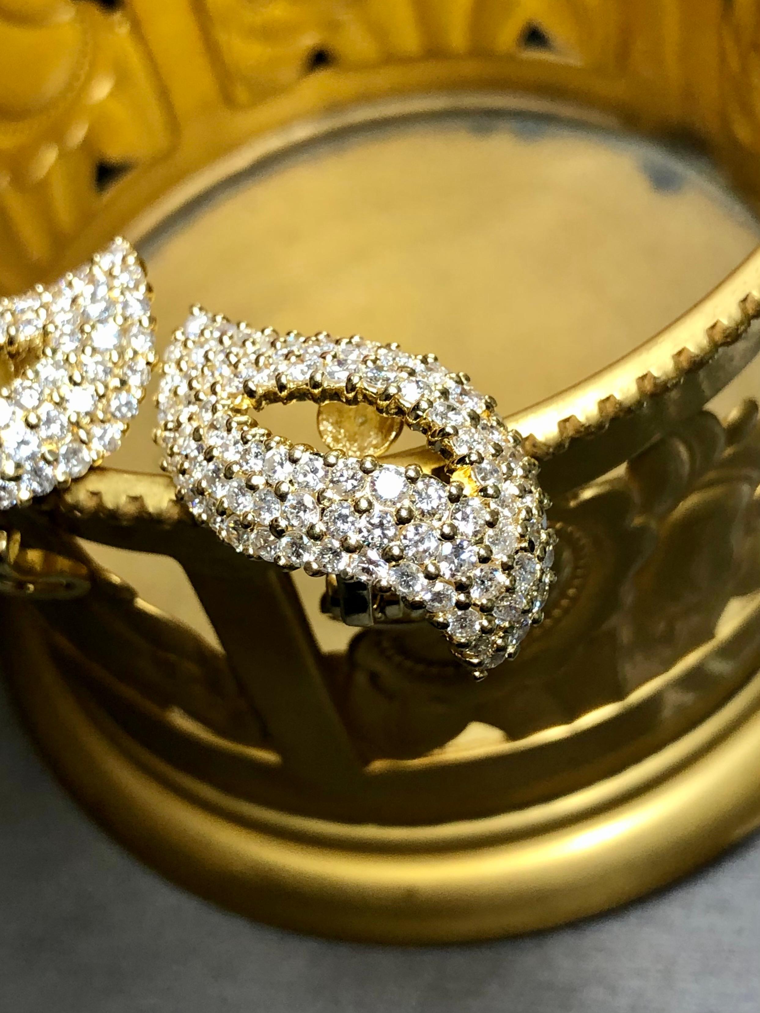 Estate 18K Diamond Paisley Huggie Omega Earrings 6.50cttw Pour femmes en vente